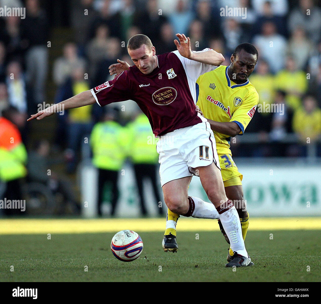 Andy Holt di Northampton (a sinistra) in azione con Darren Kenton di Leeds United durante la partita di League One al Sixfields Stadium di Northampton. Foto Stock