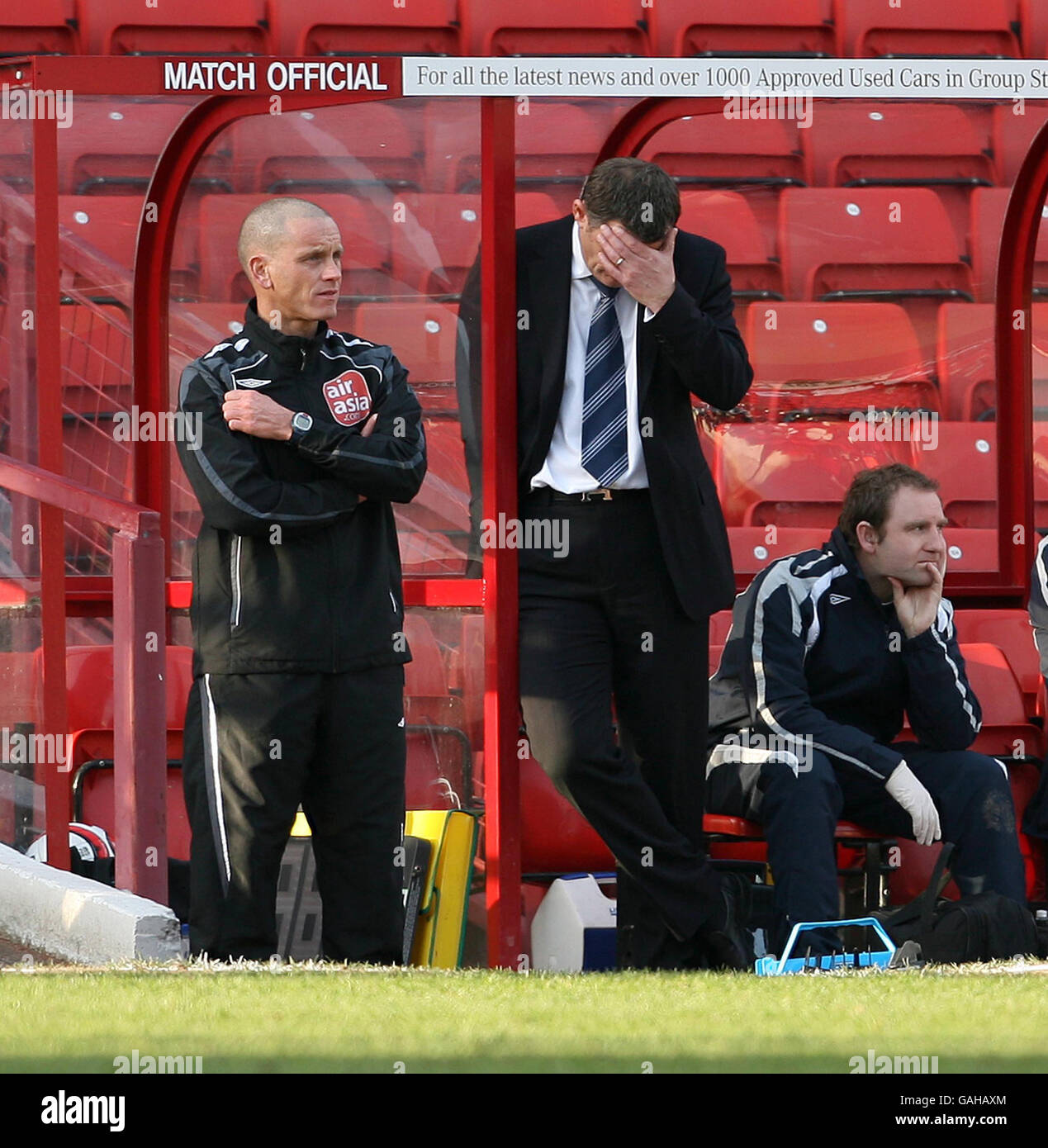 Tony Mowbray, manager di West Bromwich Albion, reagisce durante la partita del Coca-Cola Championship a Oakwell, Barnsley. Foto Stock