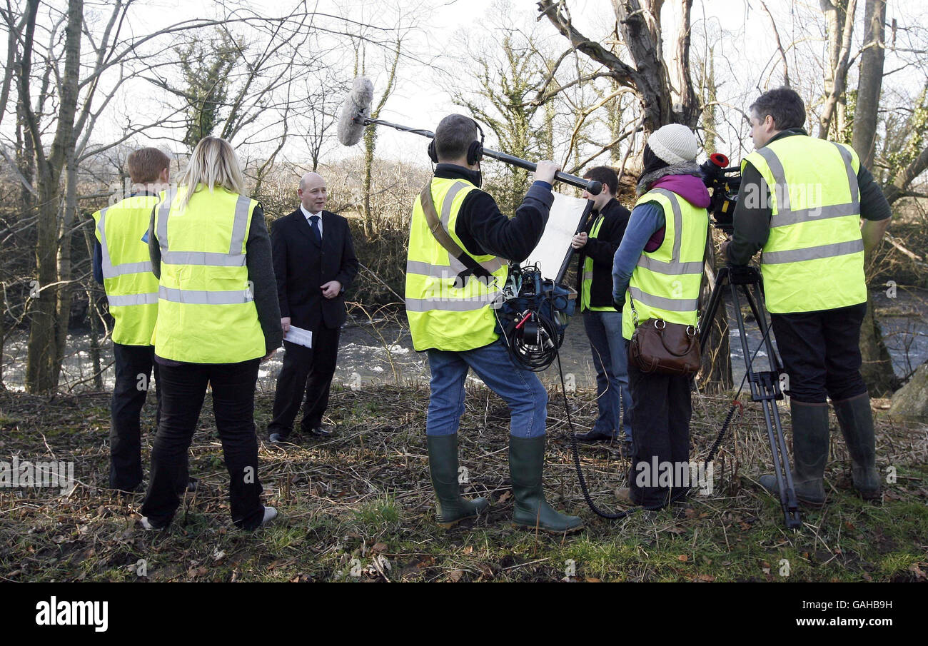 Sup. Geraint Jones della polizia di Cheshire partecipa alla ricostruzione della BBC Crimewatch dell'omicidio di Shafilea Ahmed sulle rive del fiume Kent a Sedgwick, Cumbria. Foto Stock