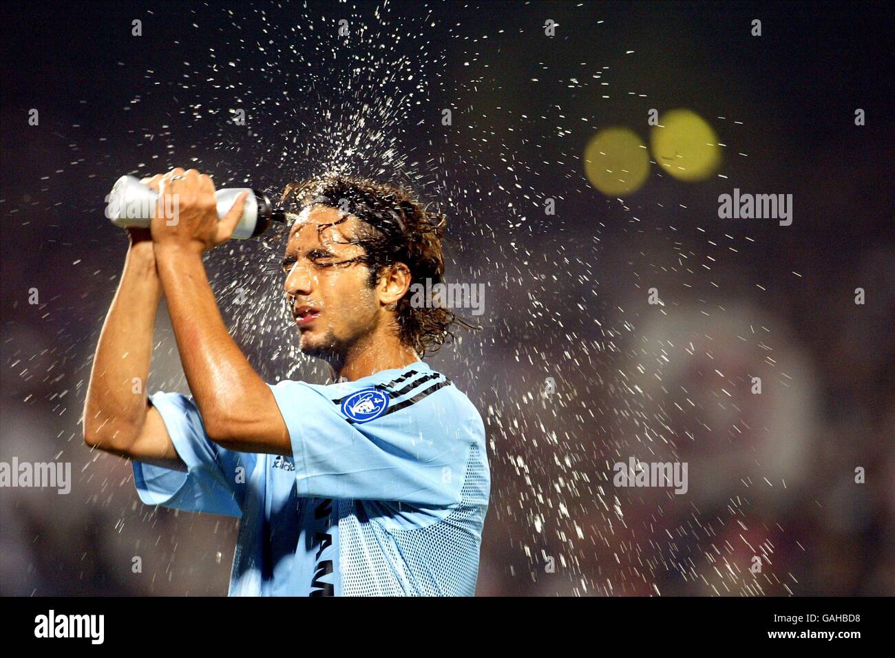 Calcio - UEFA Champions League - Gruppo D - Olympique Lyonnais / Ajax. Il Mido di AJAX si raffredda durante il gioco Foto Stock