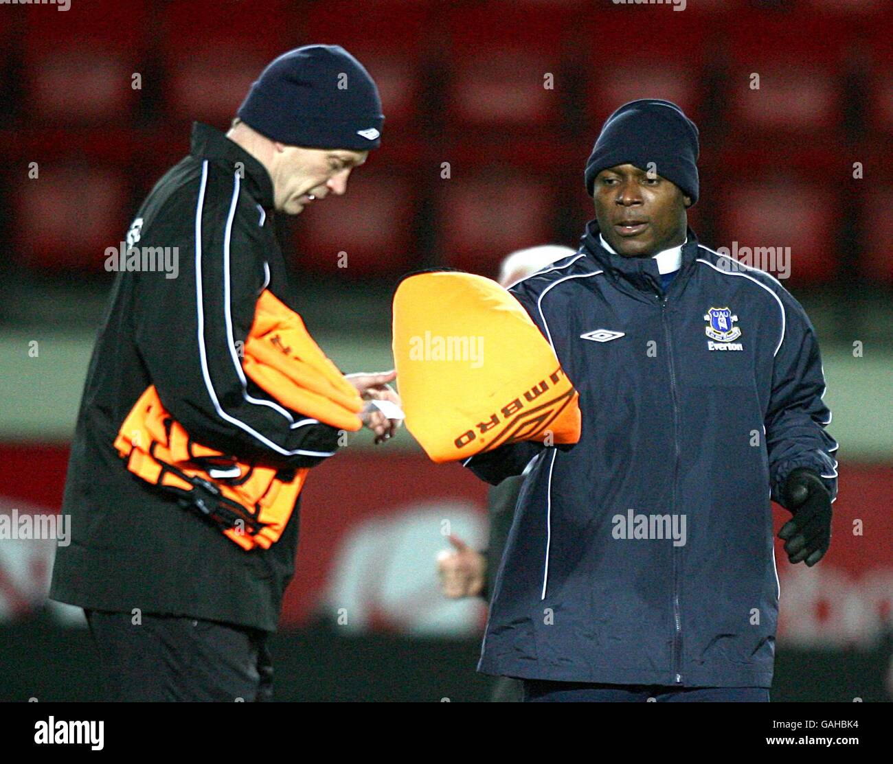 Calcio - Coppa UEFA - Round of 32 - SK Brann v Everton - Brann Stadion - sessione di allenamento. Il manager di Everton David Moyes e Yakubu Ayegbeni (r) in formazione Foto Stock