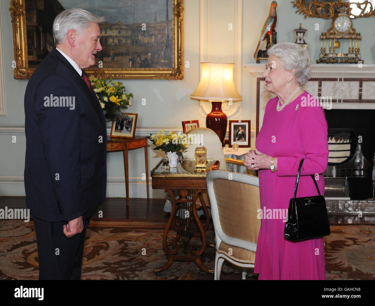 La regina Elisabetta II riceve il presidente della Repubblica di Lituania, Valdas Adamkus, a Buckingham Palace, Londra. Foto Stock