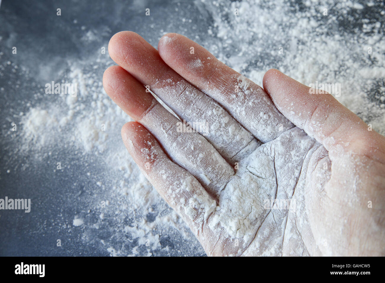 Polvere di talco sulle mani Foto stock - Alamy