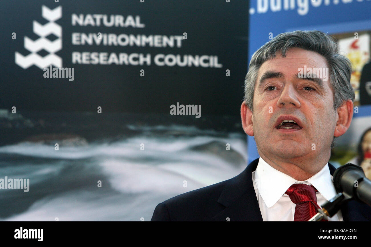 Il primo Ministro Gordon Brown apre il nuovo Centro di Scienze ambientali presso l'Università di Bangor, nel Galles del nord. Foto Stock