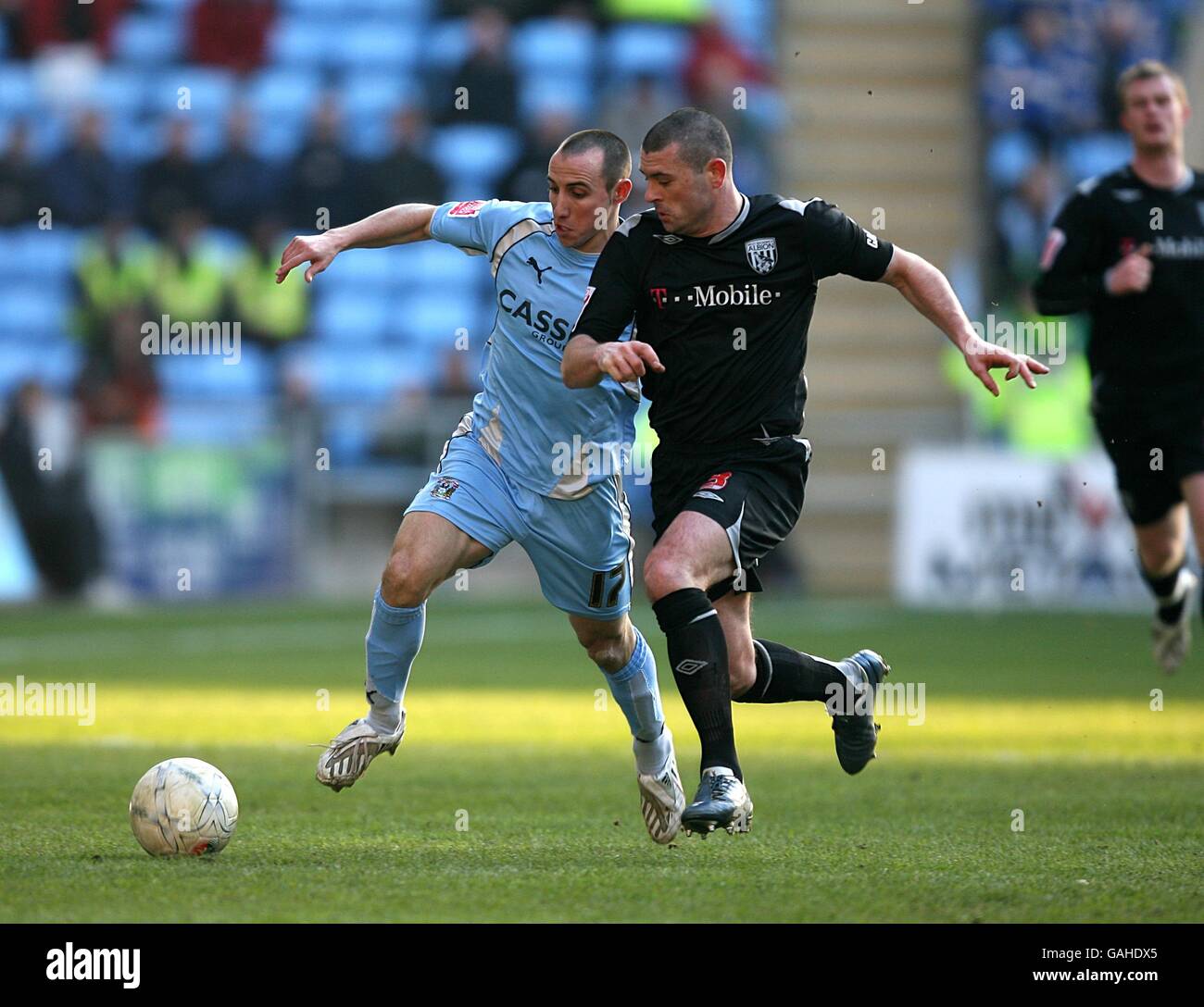 Calcio - fa Cup - Fifth Round - Coventry City / West Bromwich Albion - The Ricoh Arena. Paul Robinson di West Bromwich Albion e Michael Mifsud di Coventry City (a sinistra) lottano per la palla Foto Stock