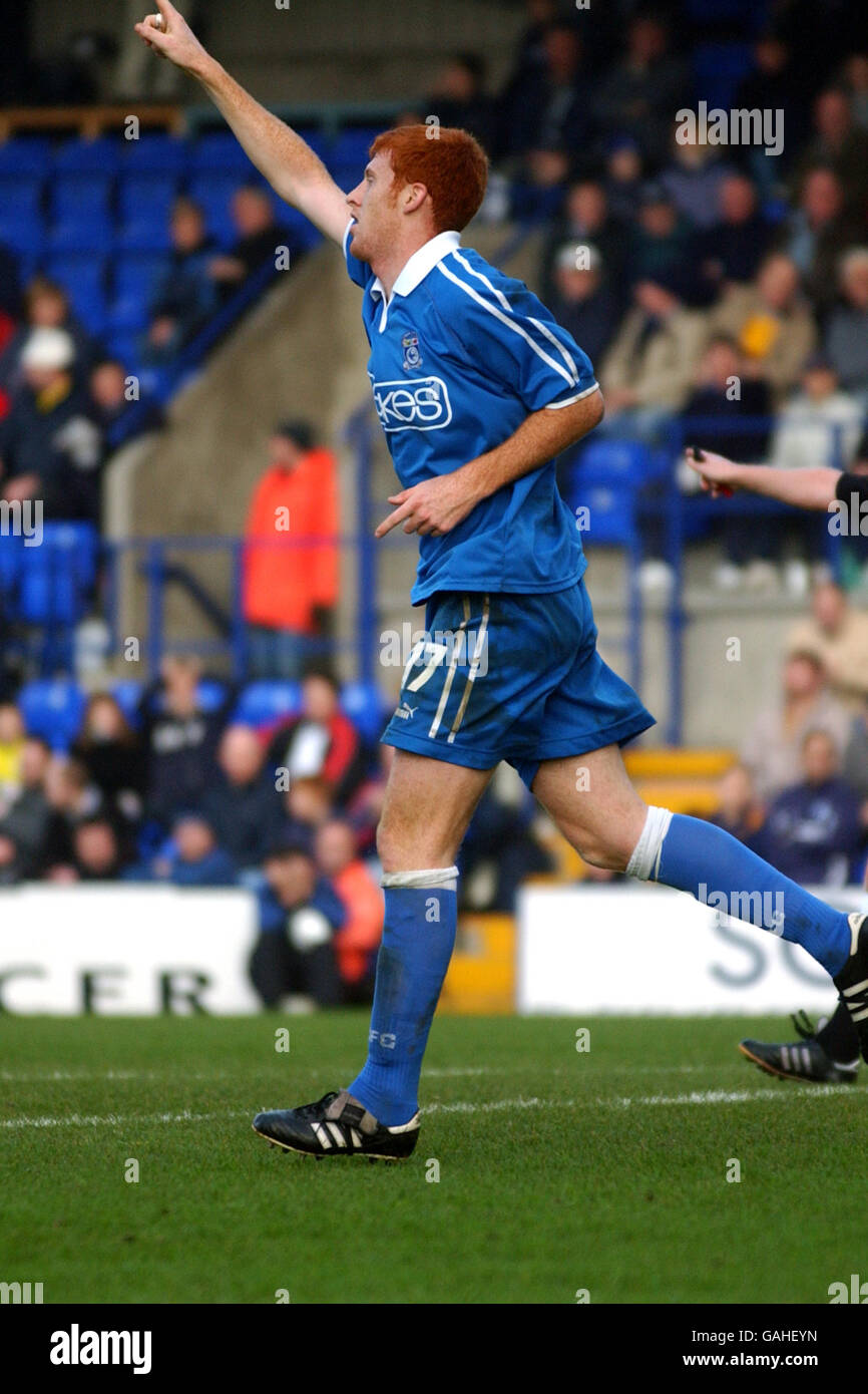 Calcio - AXA fa Cup - primo turno - Tranmere Rovers / Cardiff City. James Collins di Cardiff City festeggia il raggiungimento dell'obiettivo di equalizzazione contro Tranmere Rovers Foto Stock