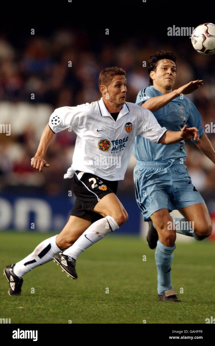 (L-R) Curro Torres di Valencia e Jari Litmanen di Ajax combattono per la palla. Foto Stock