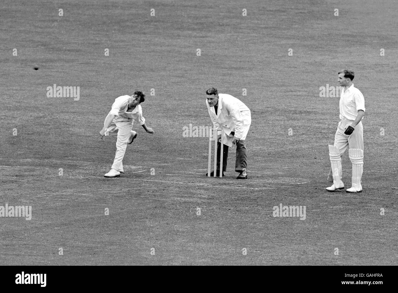 Cricket - Varsity Match - Cambridge University contro Oxford University - Lord's - secondo giorno. Robin Marlar (l) bowling della Cambridge University Foto Stock