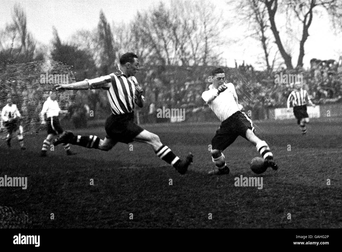 Calcio - Football League 2 - Fulham contro Sheffield United. Ronnie Rooke (r) di Fulham taglia all'interno di Tom Johnson (l) di Sheffield United Foto Stock