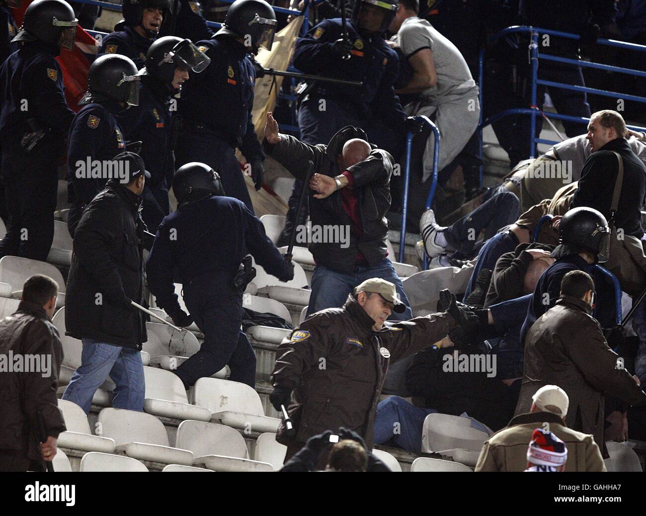 Calcio - Coppa UEFA - Round of 32 - Athletico Madrid / Bolton Wanderers - Stadio Vicente Calderon. I tifosi lottano mentre la polizia Riot si sposta sui sostenitori di Bolton Wanderers negli stand alla fine della partita. Foto Stock