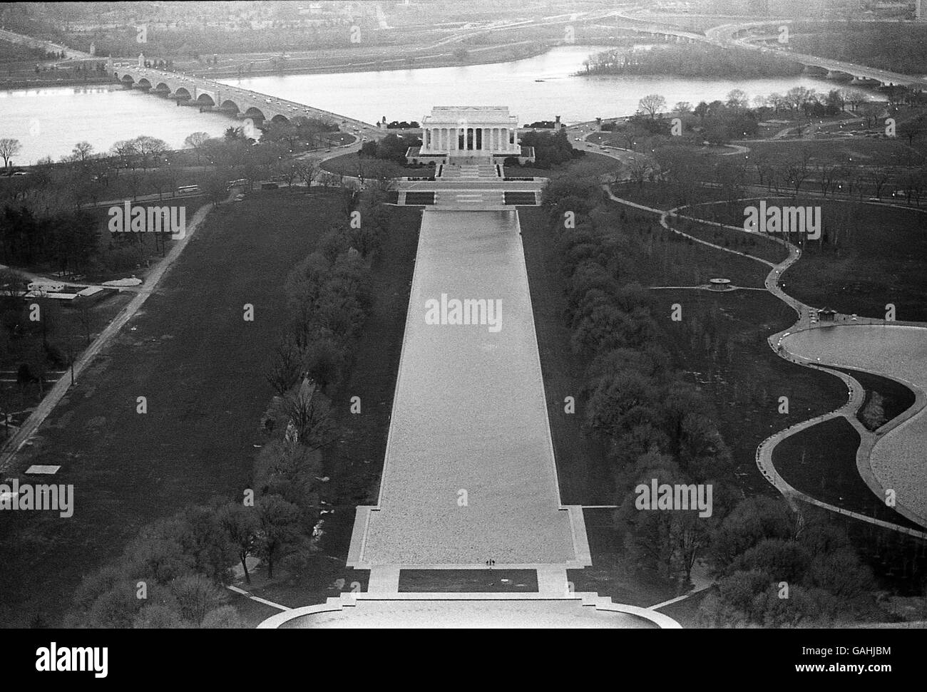 Stati Uniti Washington DC Vista del Lincoln Memorial dal Monumento di Washington 1977 1978 B&W stagno riflettente Foto Stock