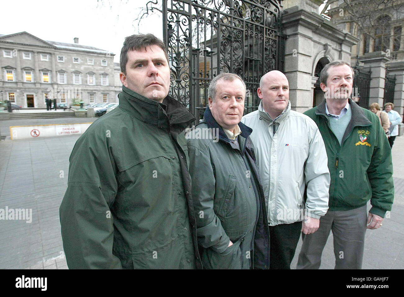 I membri di una delegazione dell'Irlanda del Nord, da sinistra a destra, Mark Thompson (parenti della giustizia), Robert McClenaghan (un Fhirinne), Mark Sykes (Survivor delle sparatorie Sean Graham Bookies del 1992, in cui sono state uccise 5 persone, compreso il fratello nella legge Peter McGee); E il Dr. Michael Glass (Antico Ordine degli Hiberniani), fuori dalle porte della Leinster House, Dublino, Irlanda, per ascoltare il lungo promesso dibattito Dail sulle atrocità legate alla collusione durante il conflitto dell'Irlanda del Nord. Foto Stock