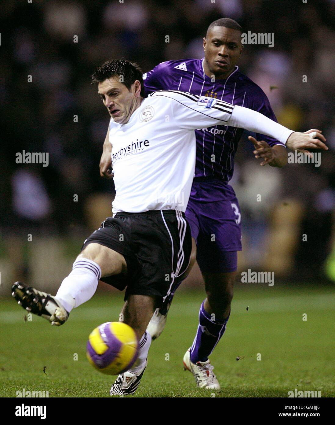 Calcio - Barclays Premier League - Derby County / Manchester City - Pride Park. Marc Edworthy della contea di Derby (a sinistra) e Kelvin Etuhu della città di Manchester combattono per la palla. Foto Stock