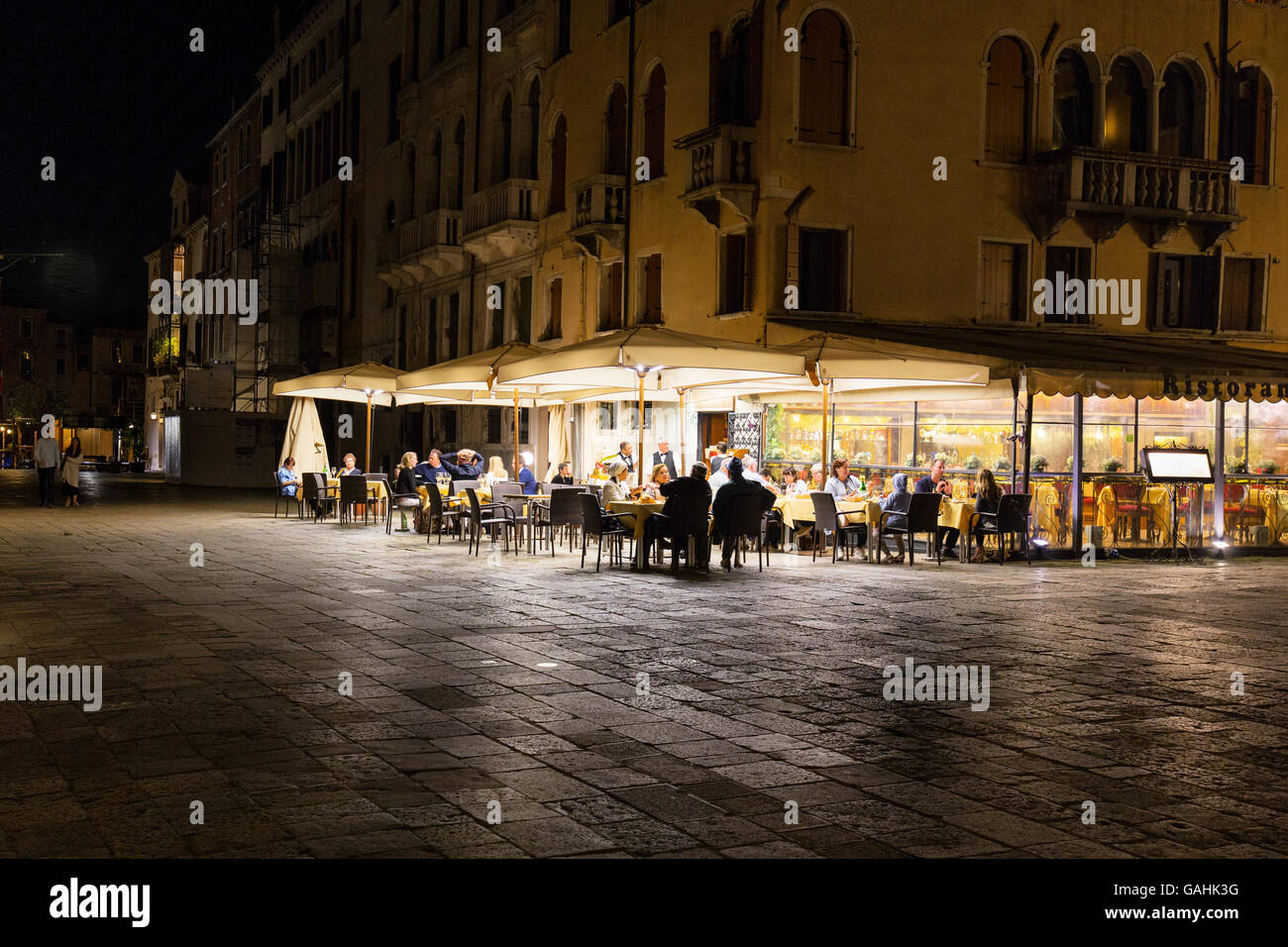 Immagine presa a Venezia, Italia. Mostra tarda cena a la notte cafe. Foto Stock