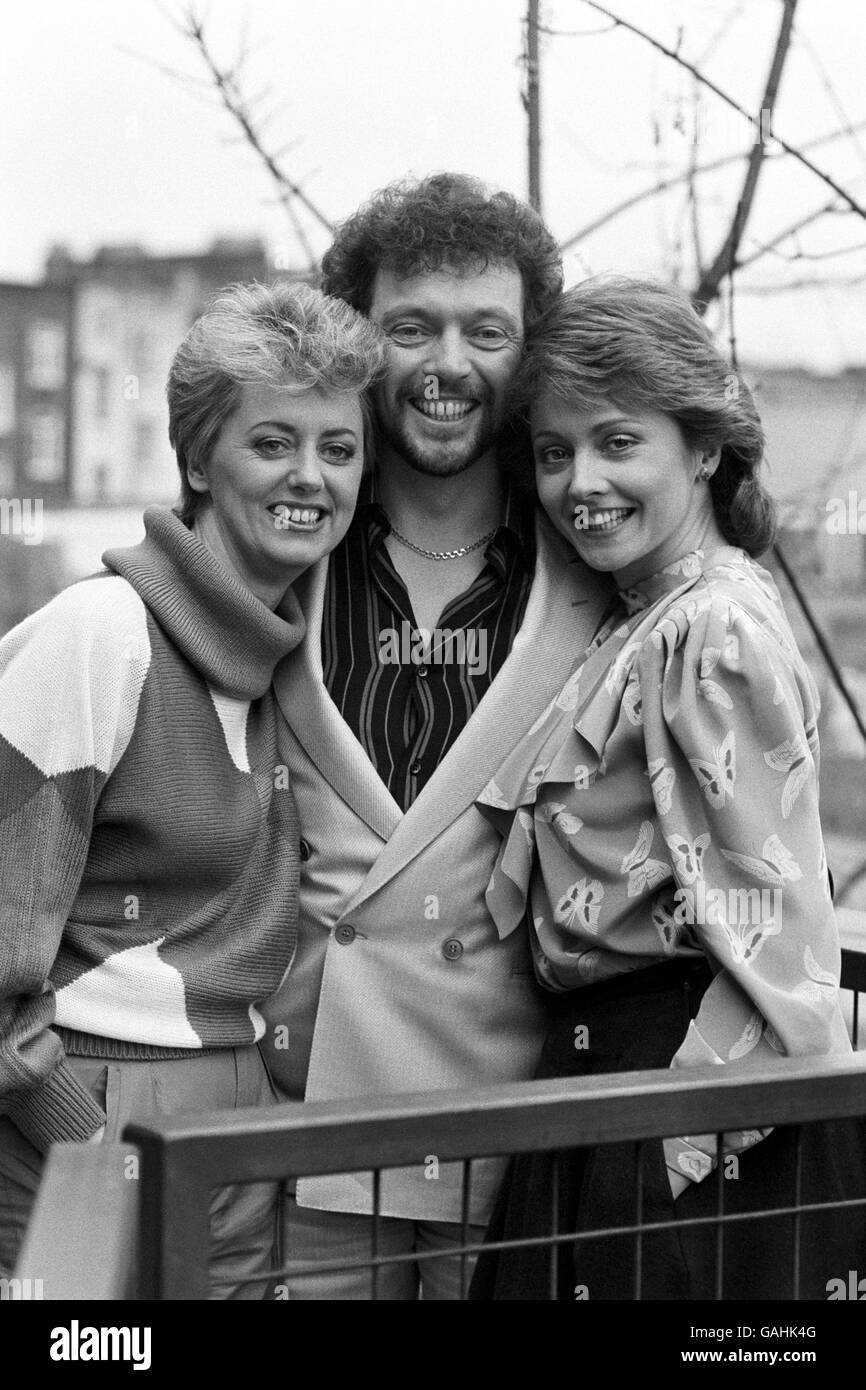 Il presentatore Jeremy Beadle con i membri del team TV-AM Wincey Willis e Anne Diamond. Jeremy ha presentato un posto di due minuti sul programma televisivo di prima colazione chiamato 'oggi il giorno' in cui ha ricordato anniversari interessanti o divertenti, ogni giorno feriale dal vivo dopo le 7:00 e 8:00 bollettini di notizie. Foto Stock