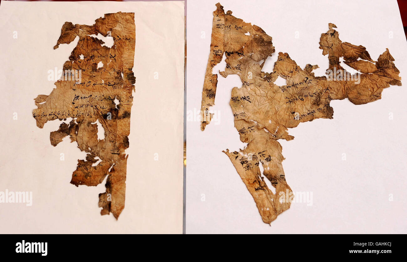 La lista dei negozi cinesi di 300 anni si trova all'interno di un vaso del XVIII secolo durante il programma di pulizia invernale al Fairfax House Museum, York. Foto Stock