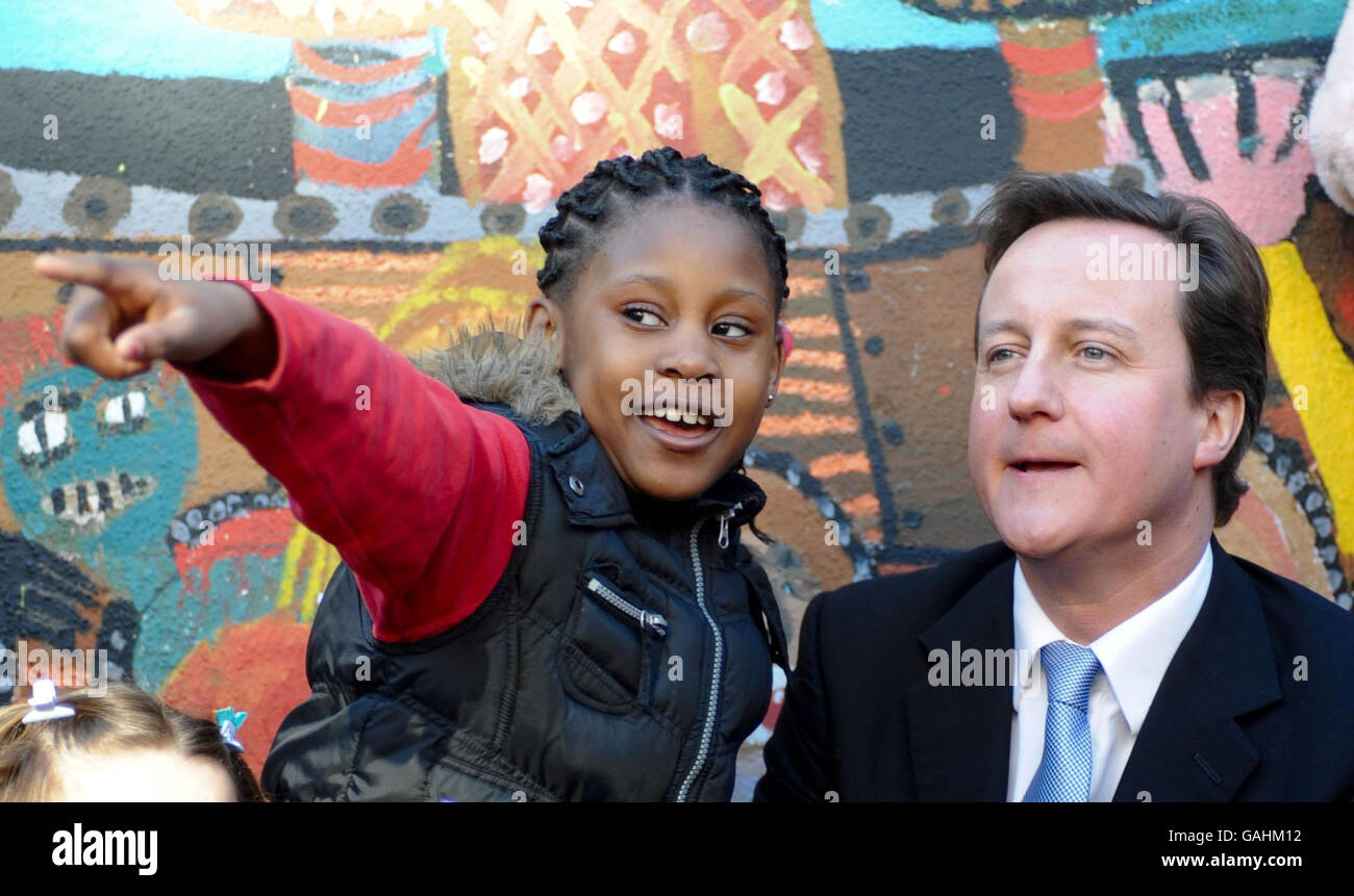 David Cameron visiti Londra Scuola primaria Foto Stock