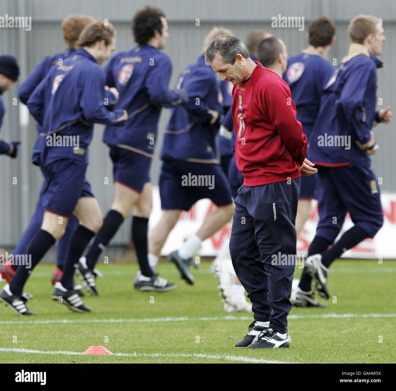 Il manager della Nuova Scozia George Burley durante una sessione di allenamento allo Strathclyde Homes Stadium di Dumbarton. Foto Stock