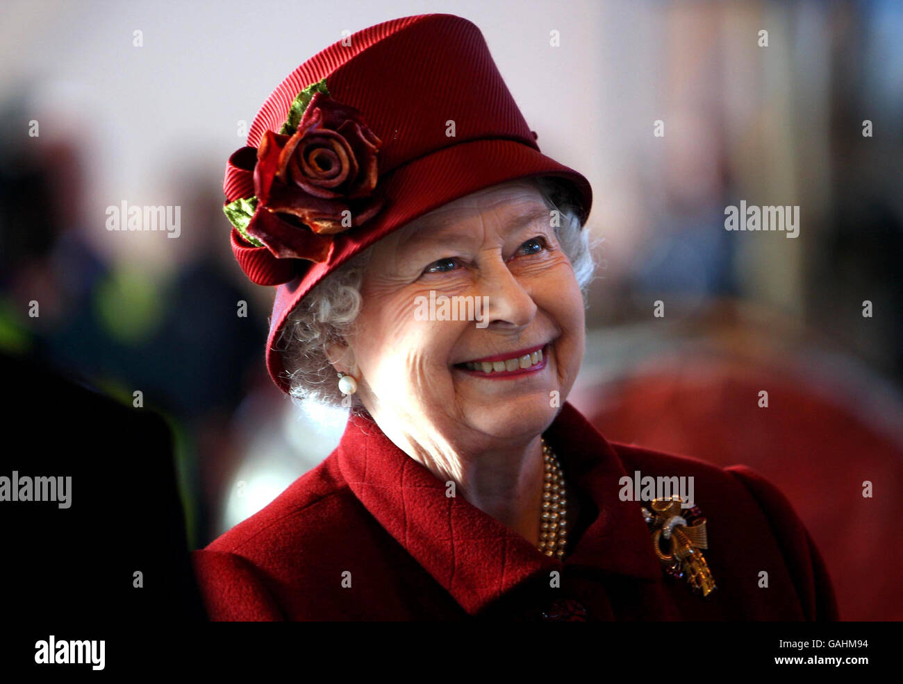 La Regina Elisabetta II della Gran Bretagna sorride durante una visita a RAF Marham, Norfolk. Foto Stock