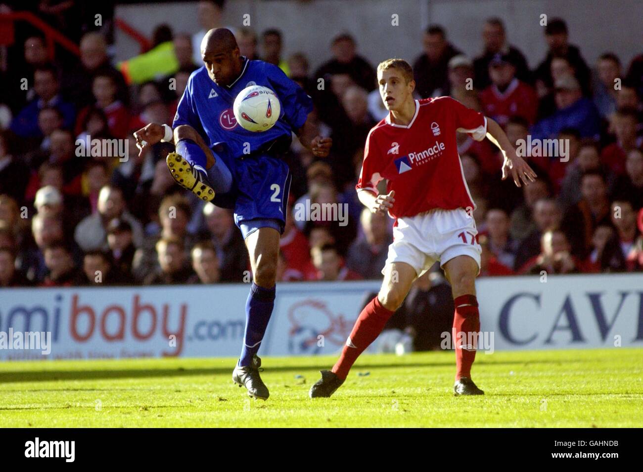 Michael Dawson della Nottingham Forest chiude Brian Deane di Leicester City Foto Stock