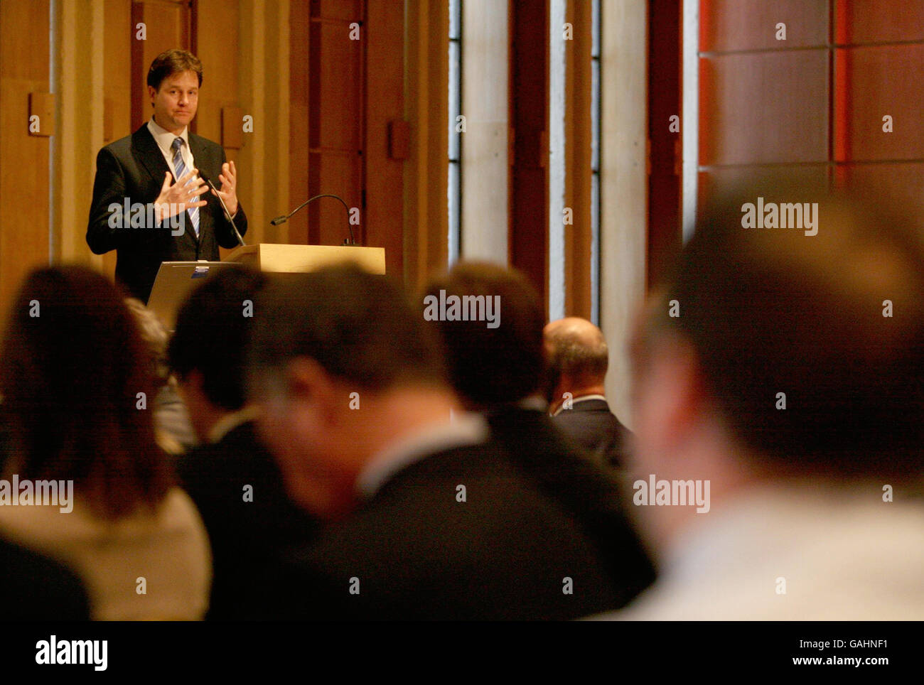 Clegg il discorso sull'economia Foto Stock