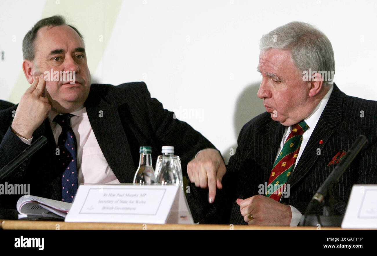 Il primo ministro scozzese e il segretario gallese Paul Murphy intervenendo ad una conferenza stampa la decima riunione del British Irish Council al Royal Hospital Kilmainham, Dublino. Foto Stock