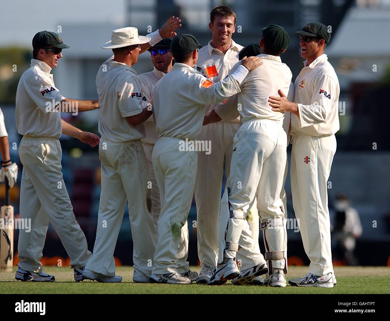 Glenn McGrath dell'Australia celebra il suo licenziamento dell'Ashley Giles dell'Inghilterra catturato da Adam Gilchrist. Foto Stock