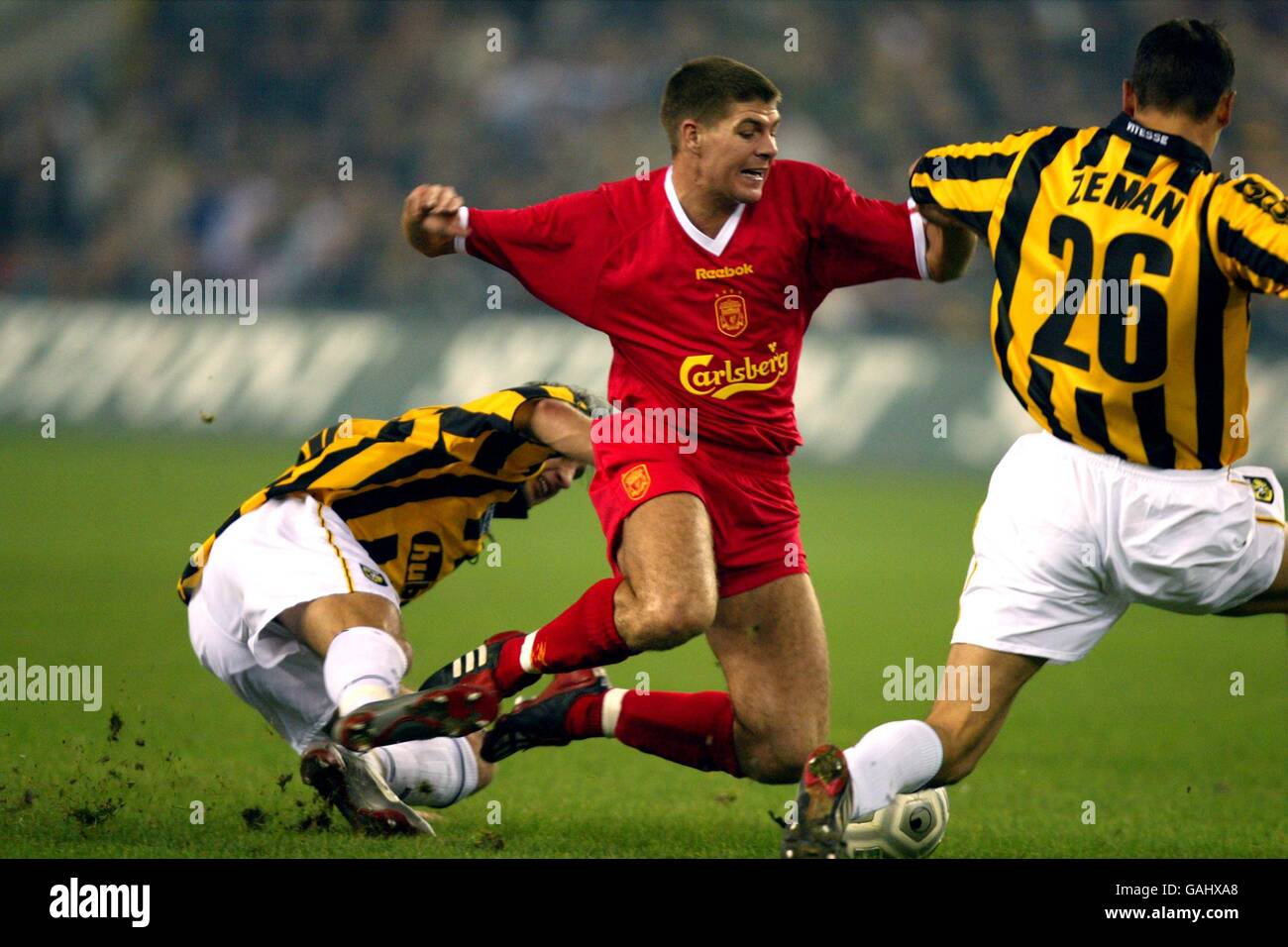 Il Gert Claessens di Vitesse Arnhem affronta Steven Gerrard di Liverpool Foto Stock