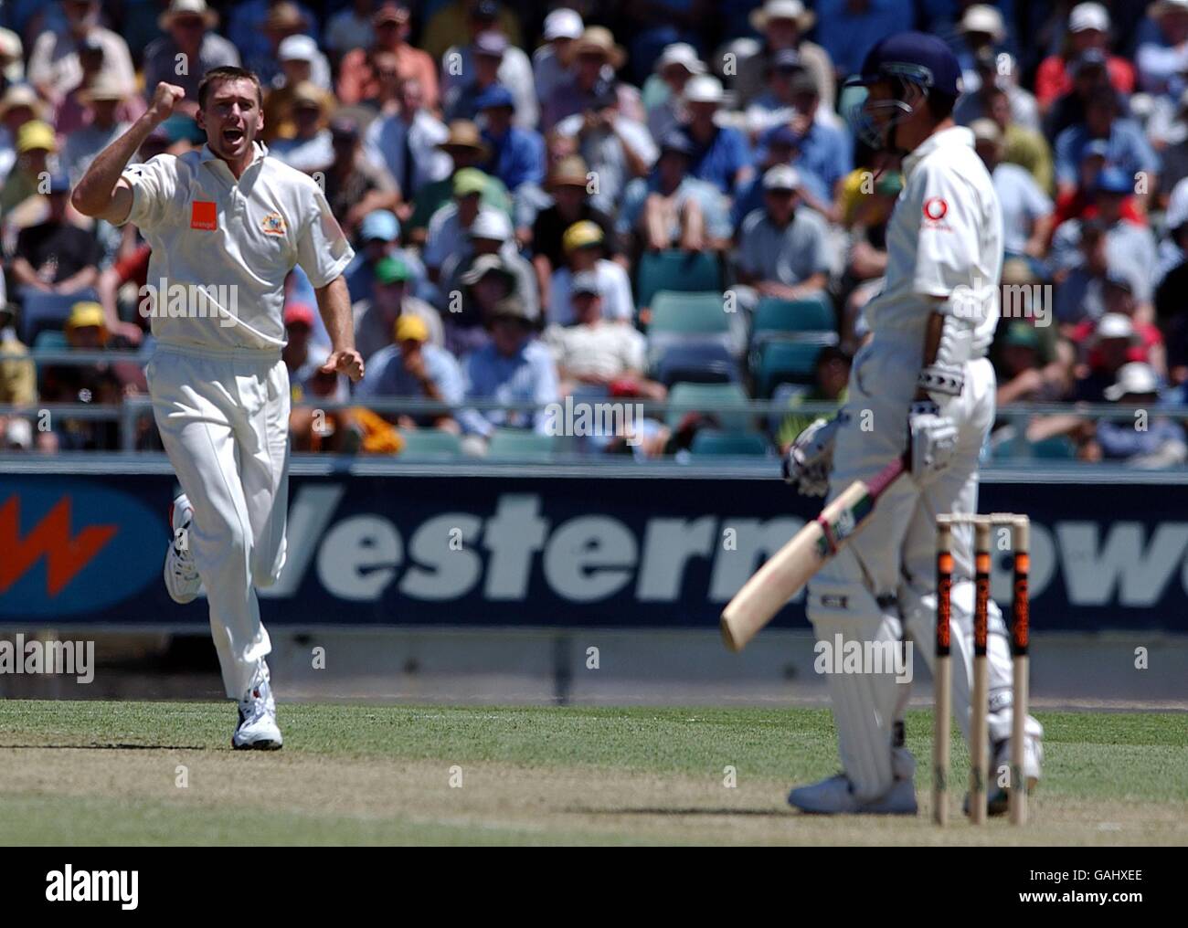 Cricket - The Ashes - terzo Test - primo giorno - Australia / Inghilterra. Michael Vaughan in Inghilterra catturato dietro da Adam Gilchrist dell'Australia come il bowler Glenn McGrath celebra Foto Stock