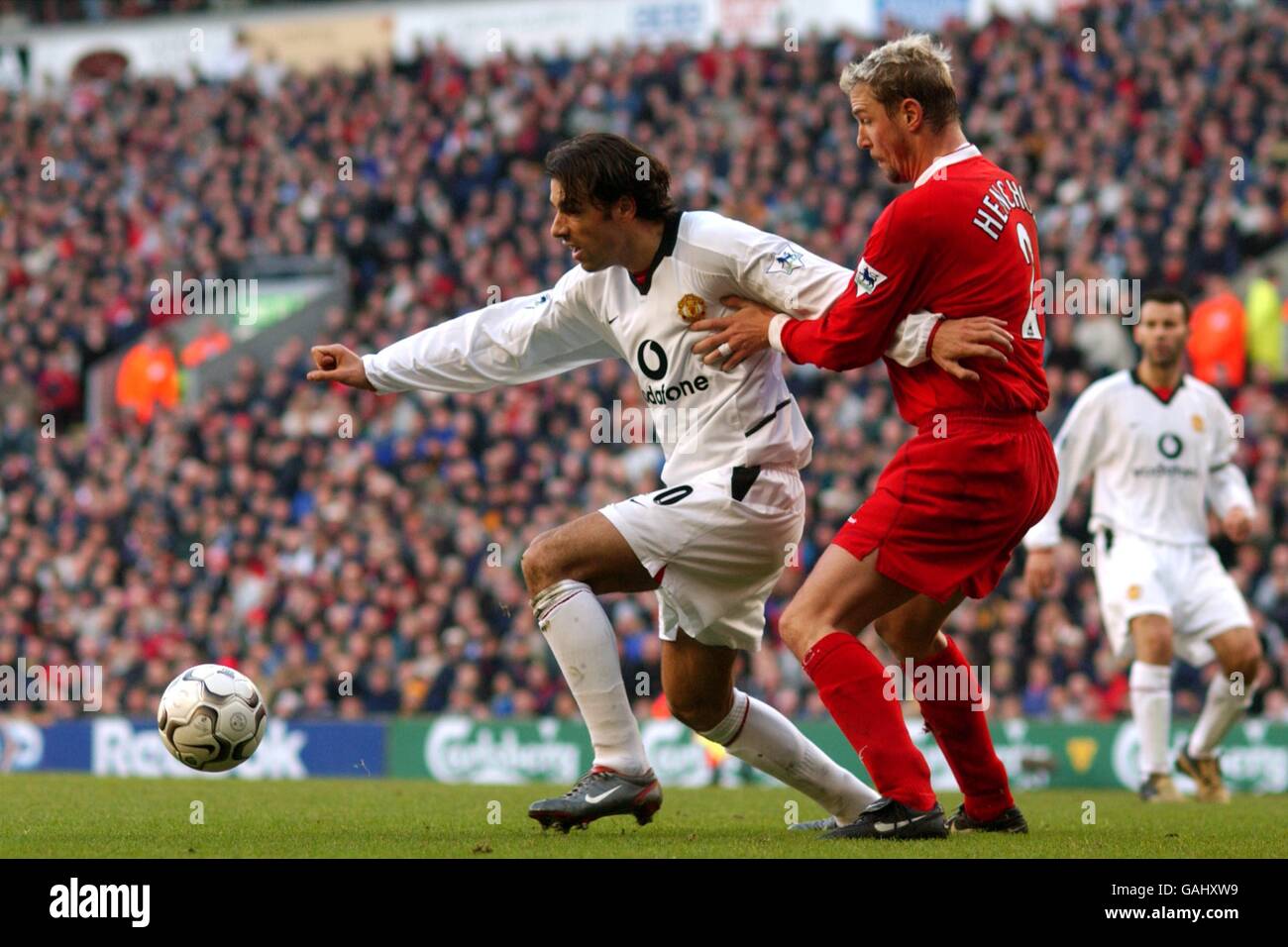 Il Ruud Van Nistelrooy di Manchester United si è imposto come una sfida da Stephane Henchoz di Liverpool Foto Stock