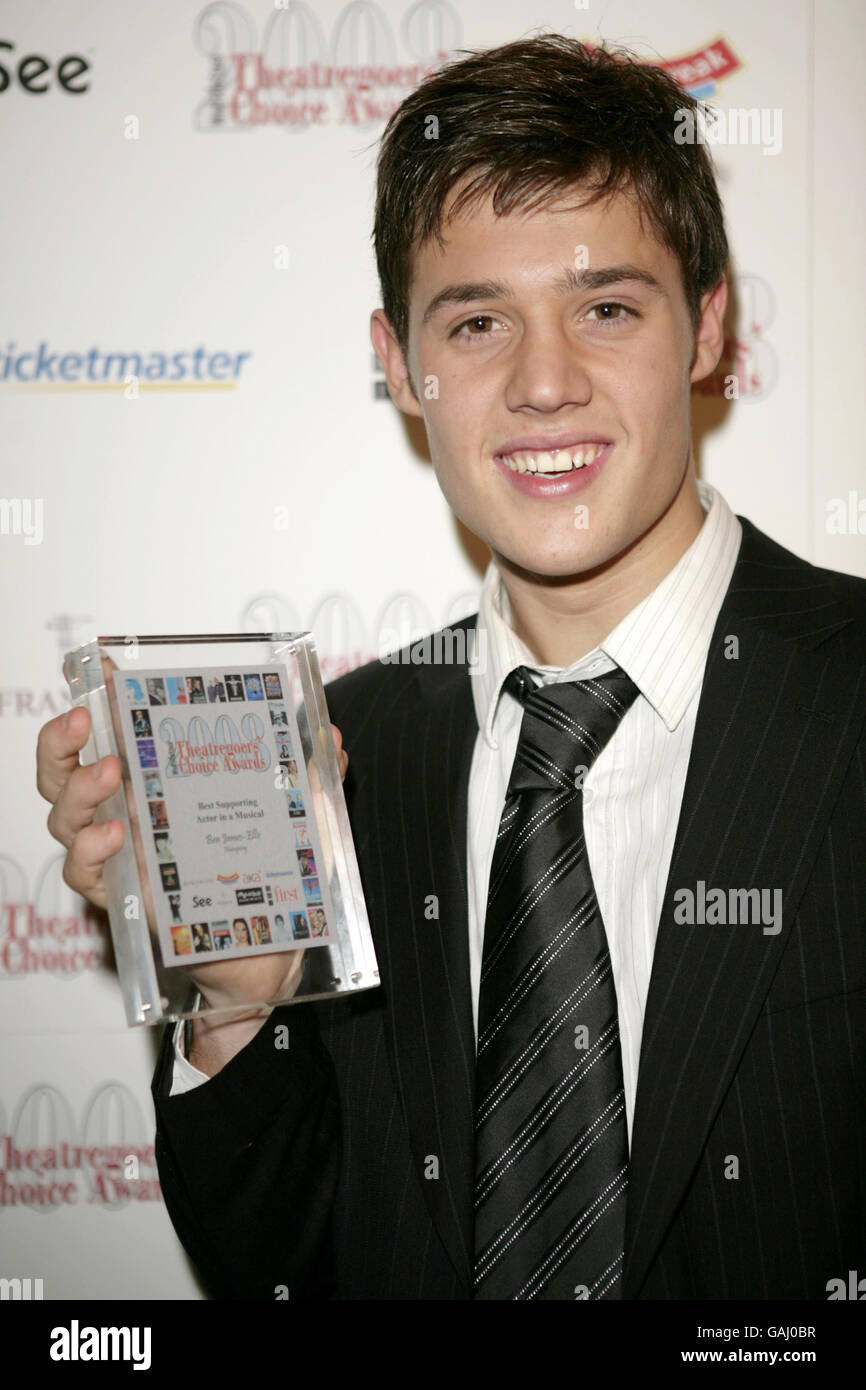 Ben James-Ellis con il suo premio per "miglior attore di supporto in un musical", per Hairspray, durante i Whatsonstage.com Theatergoers' Choice Awards 2008 al Lyric Theatre nel centro di Londra. Foto Stock