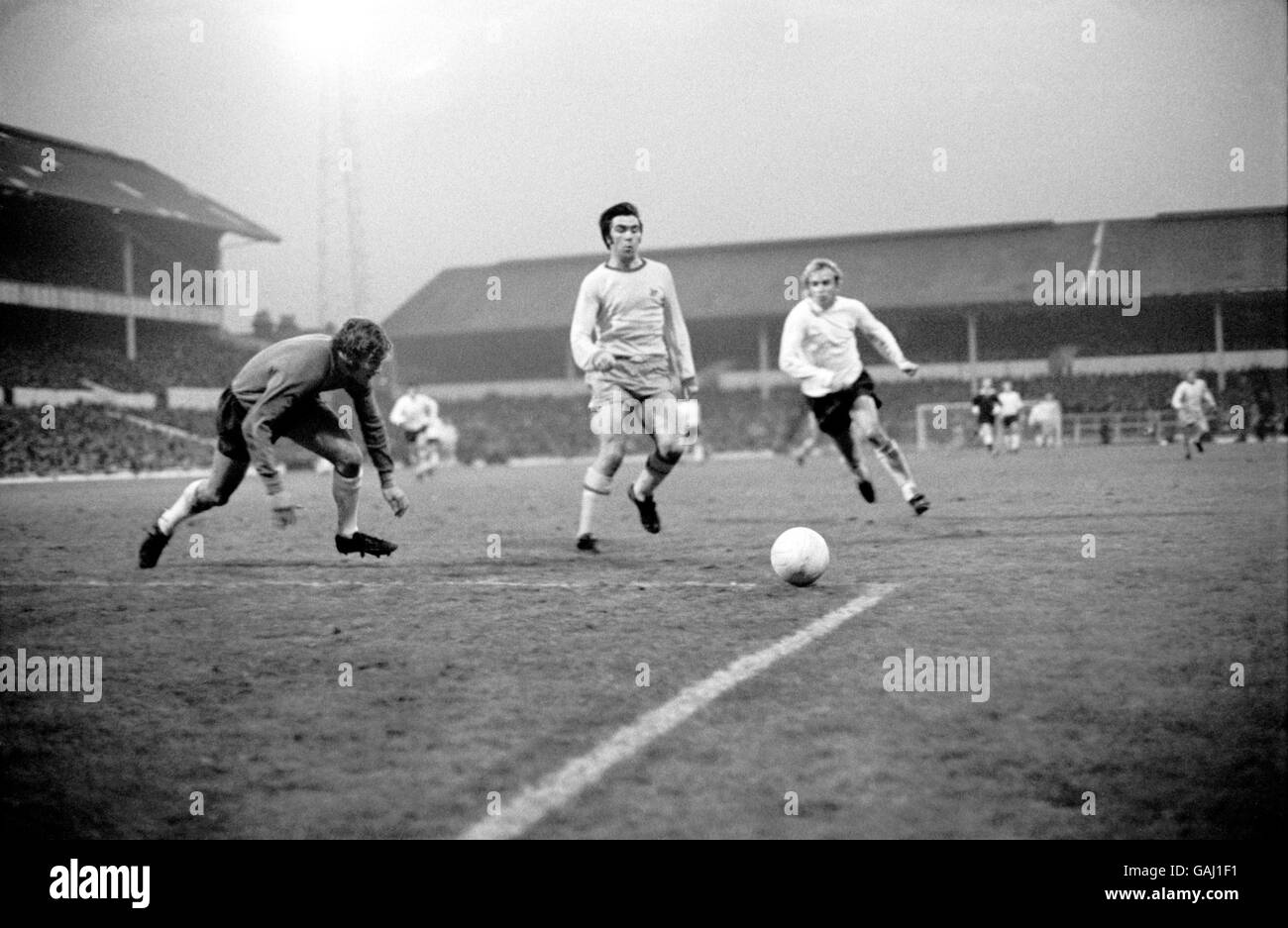 Calcio - Football League Division 1 - Tottenham Hotspur / West Bromwich Albion. West Bobby Gould (c) turni Tottenham Hotspur portiere Barry Daines (l) Foto Stock