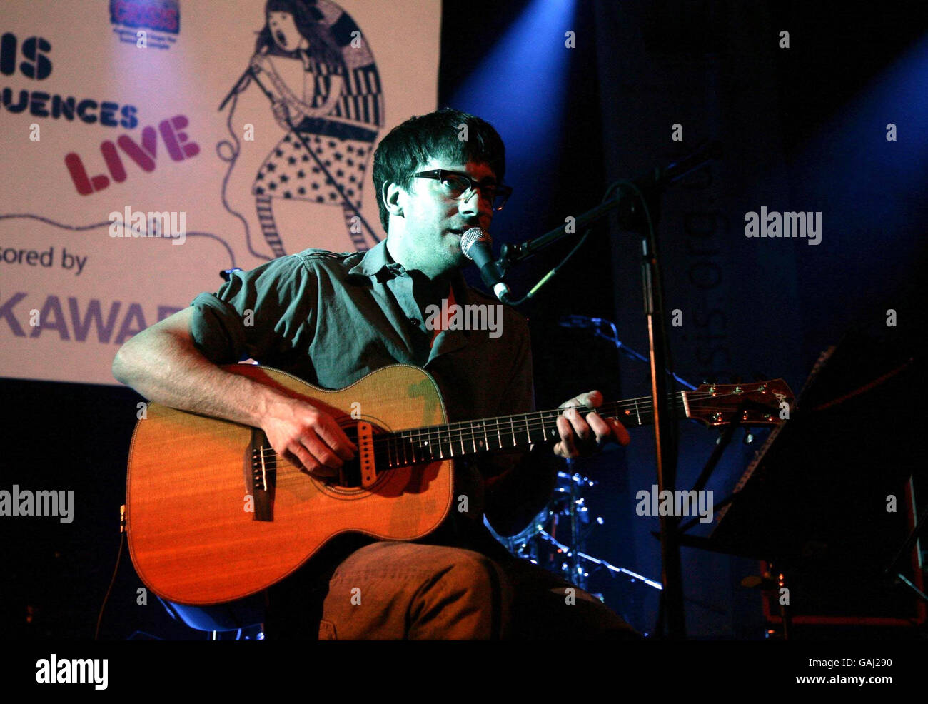 Graham Coxon si esibisce sul palco durante il concerto di beneficenza delle conseguenze della crisi dei senzatetto alla Roundhouse di Camden, a nord di Londra. Foto Stock