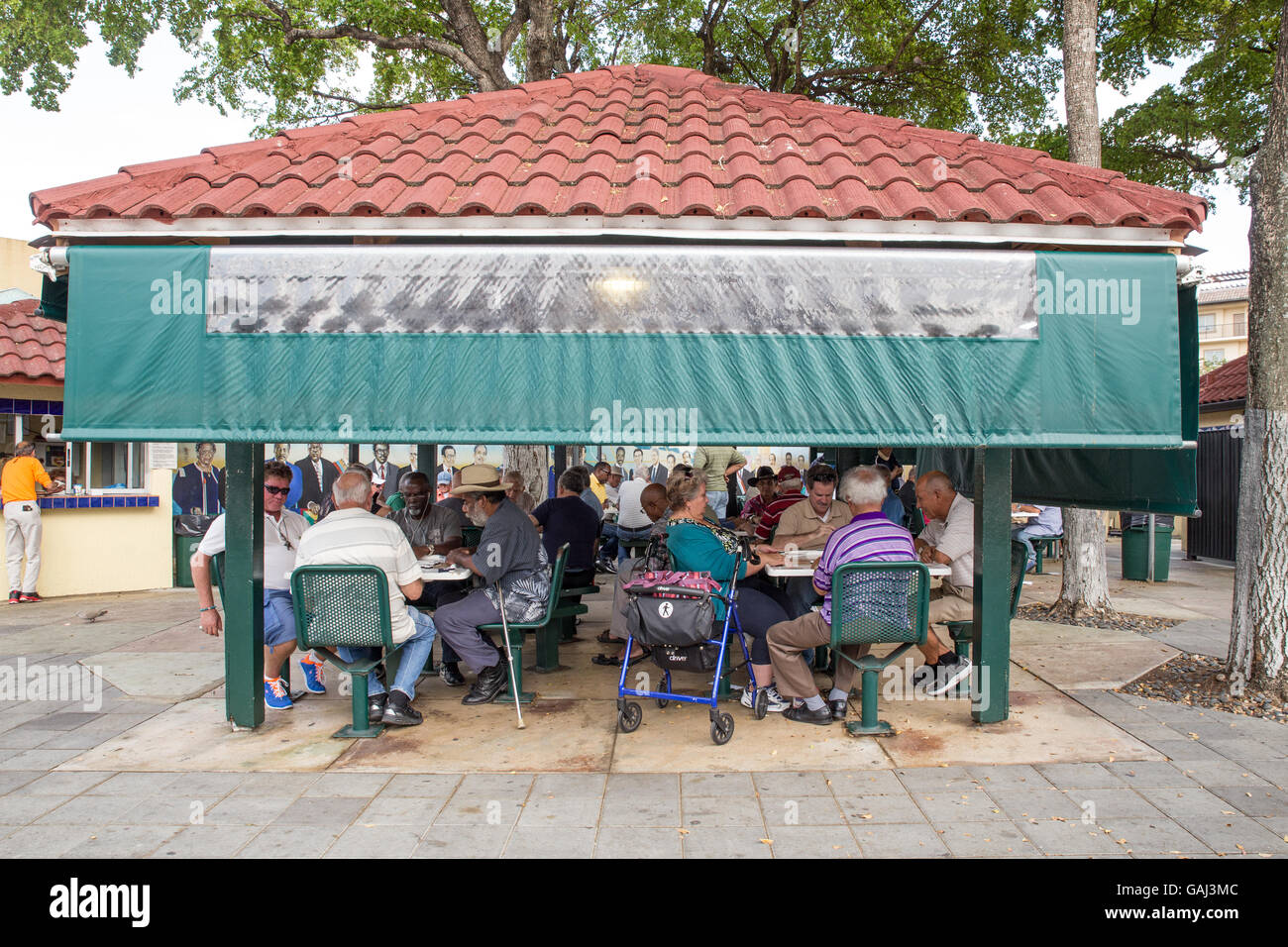 MIAMI, FLORIDA - Aprile 25, 2016: i giocatori a Domino storico parco lungo Calle Ocho in Little Havana. Foto Stock