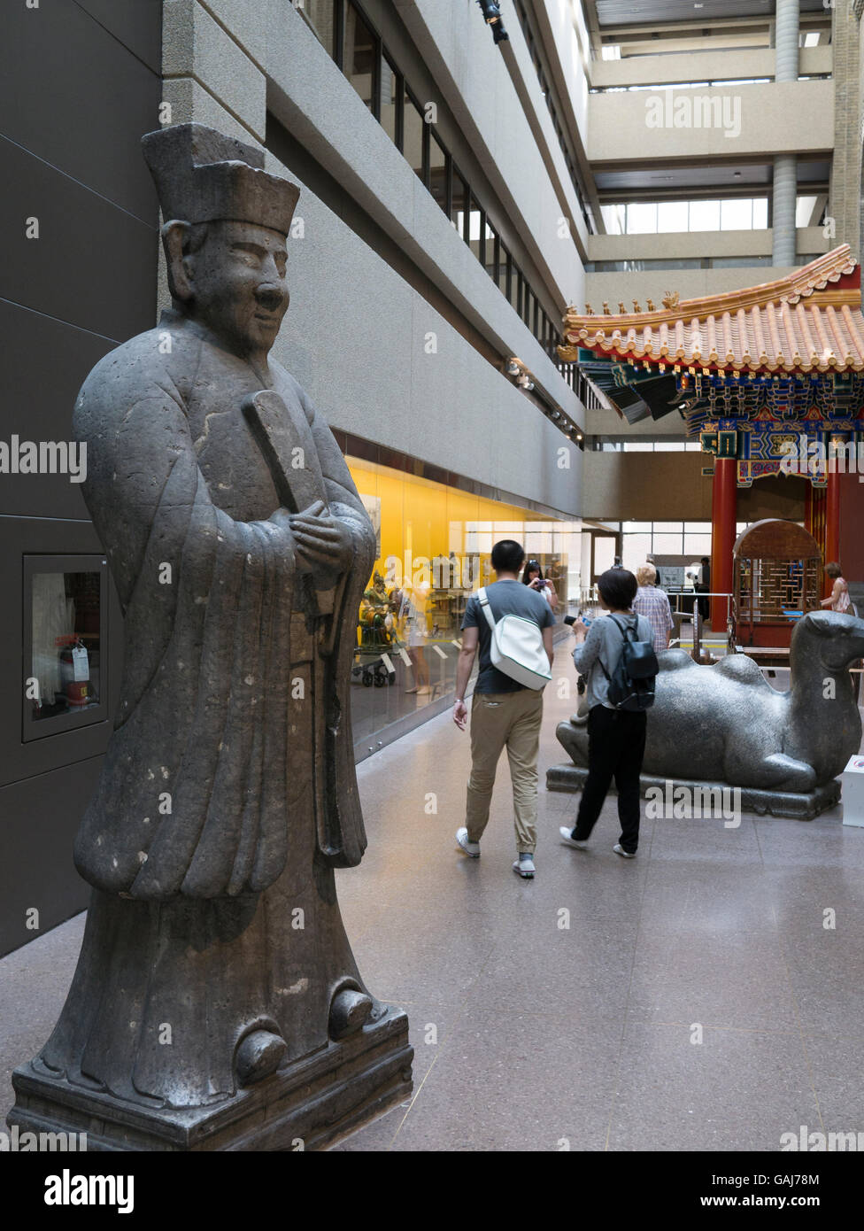 I visitatori in Cinese presentano sul display nel Royal Ontario Museum di Toronto, Canada. Foto Stock