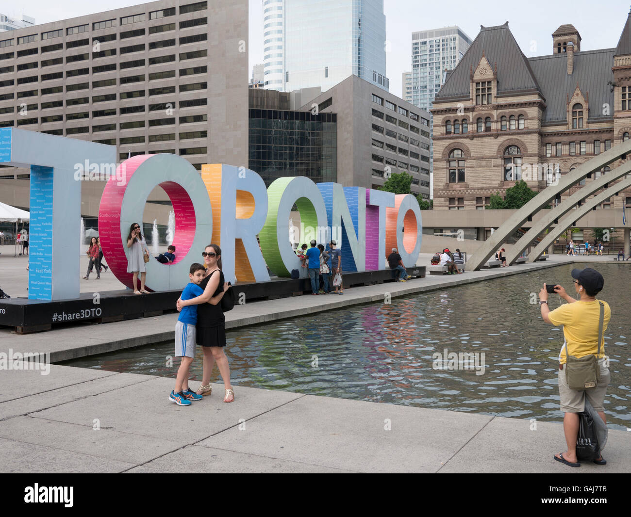 I turisti Scattare foto nella parte anteriore del Toronto 3D accedi Nathan Phillips Square, Toronto, Canada. Foto Stock