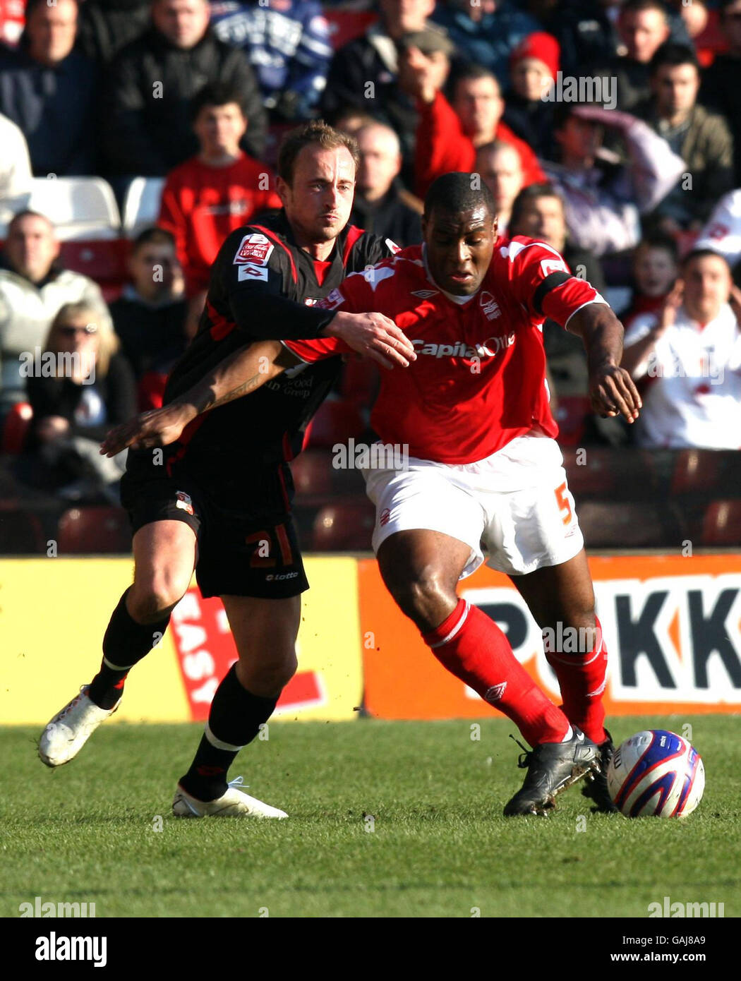 Wes Morgan di Nottingham Forest e Blair Sturrock di Swindon Town durante la partita della Coca-Cola League One al City Ground di Nottingham. Foto Stock