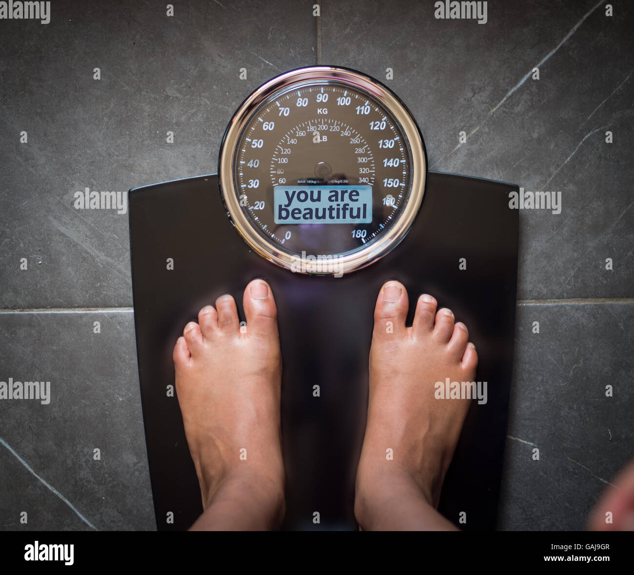 La bilancia da bagno che vi parla e dice la verità sullo schermo: sei bella! Foto Stock