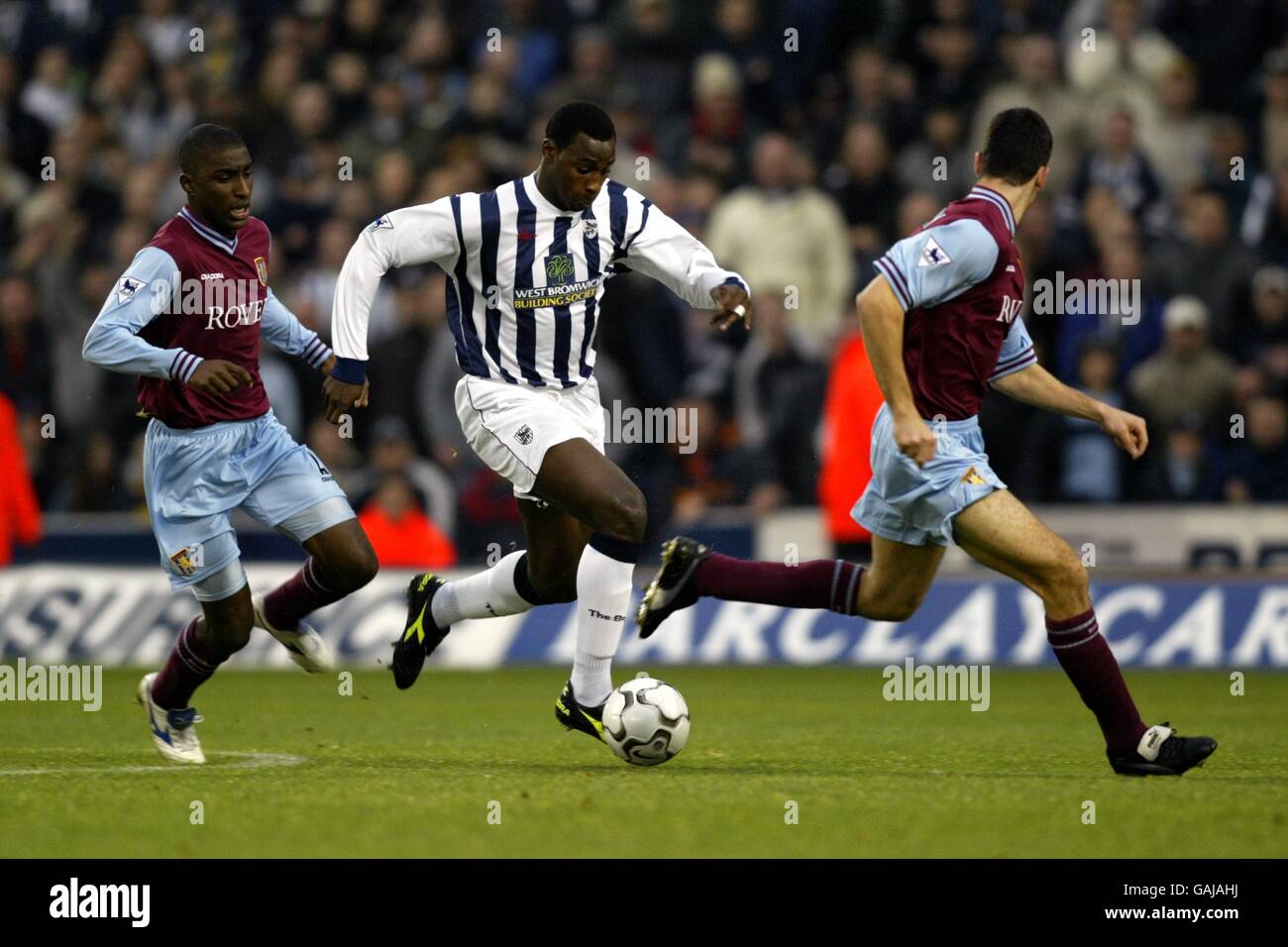 Jason Roberts (c) di West Bromwich Albion cerca di trovare un Strada tra Jlloyd Samuel (l) di Aston Villa e Mark Delaney (r) Foto Stock