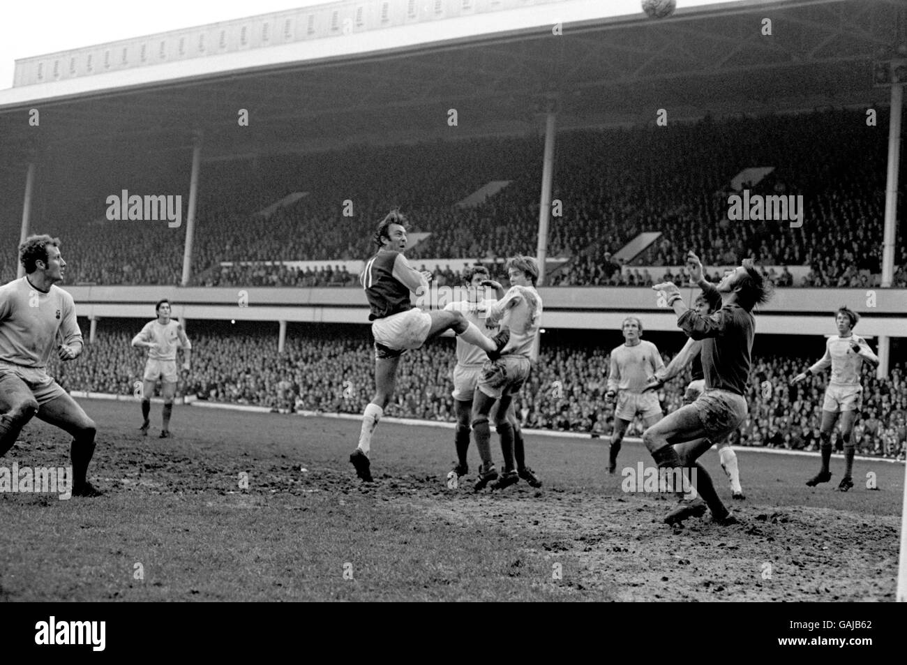 Jimmy Greaves (c) di West Ham United tenta di fare il loop A. Intestazione su Coventry City portiere Bill Glazier (r) Foto Stock
