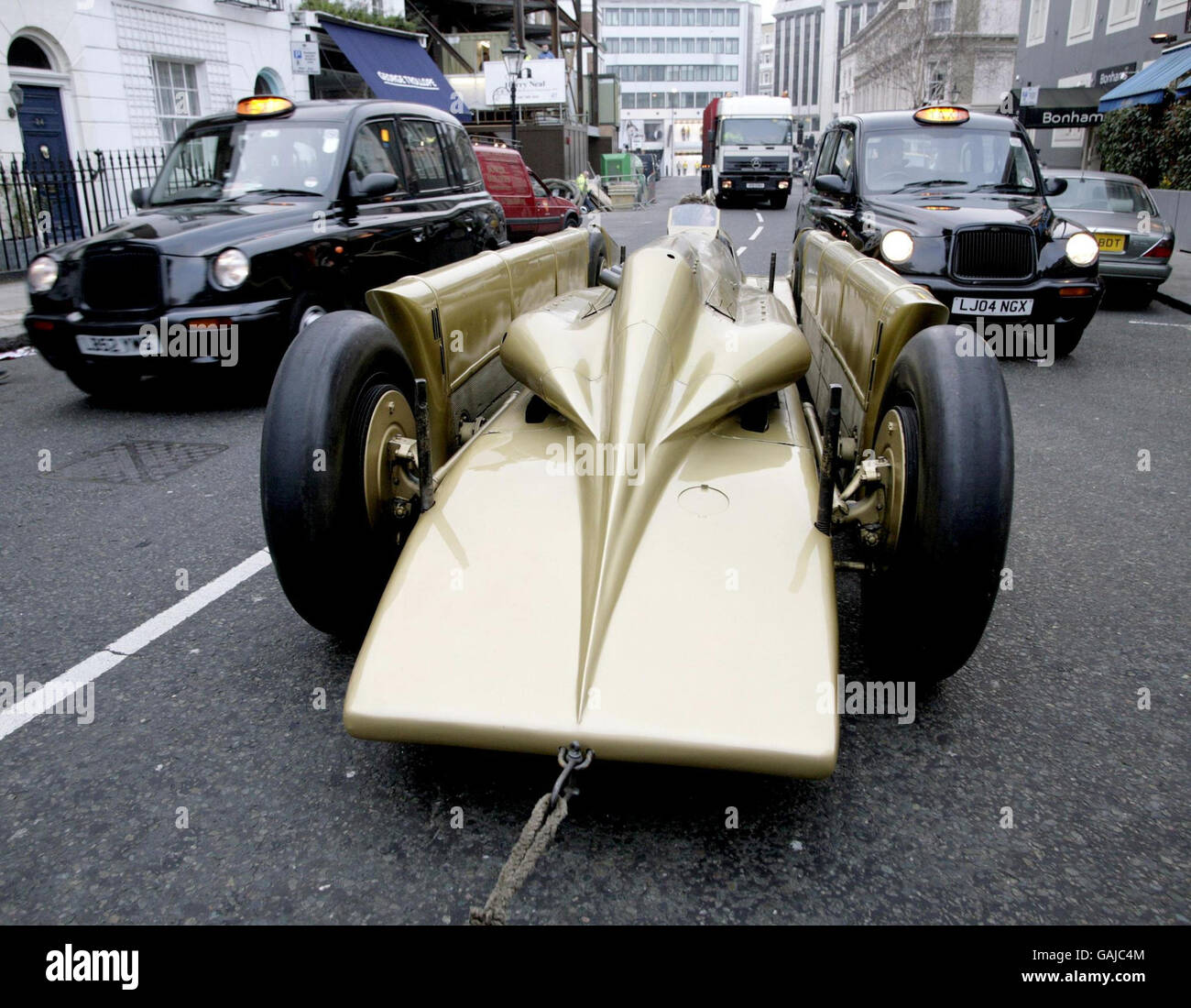 La freccia d'Oro, la vettura in cui Sir Henry Segrave ha rotto il record di velocità terrestre nel 1929, arriva per il lancio del Seggrave Club, un club privato che offre l'accesso alle supercar, a Knightsbridge, Londra. Foto Stock