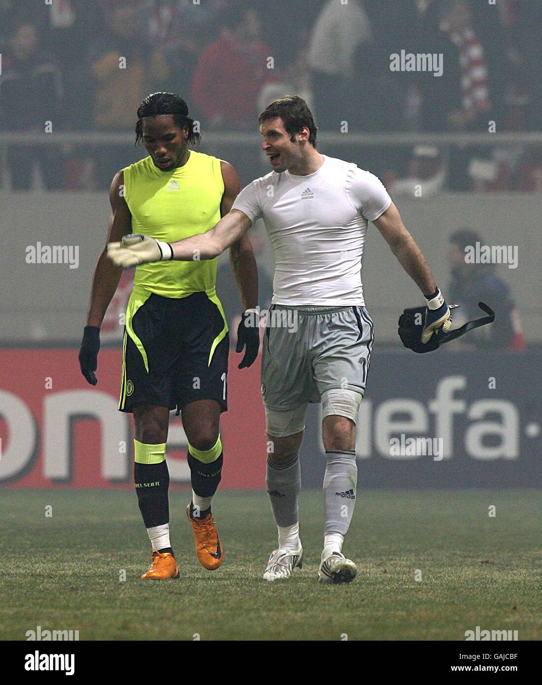 Petr Cech e Didier Drogba di Chelsea (a sinistra) mostrano la loro frustrazione con la 0-0 dopo il fischio finale Foto Stock