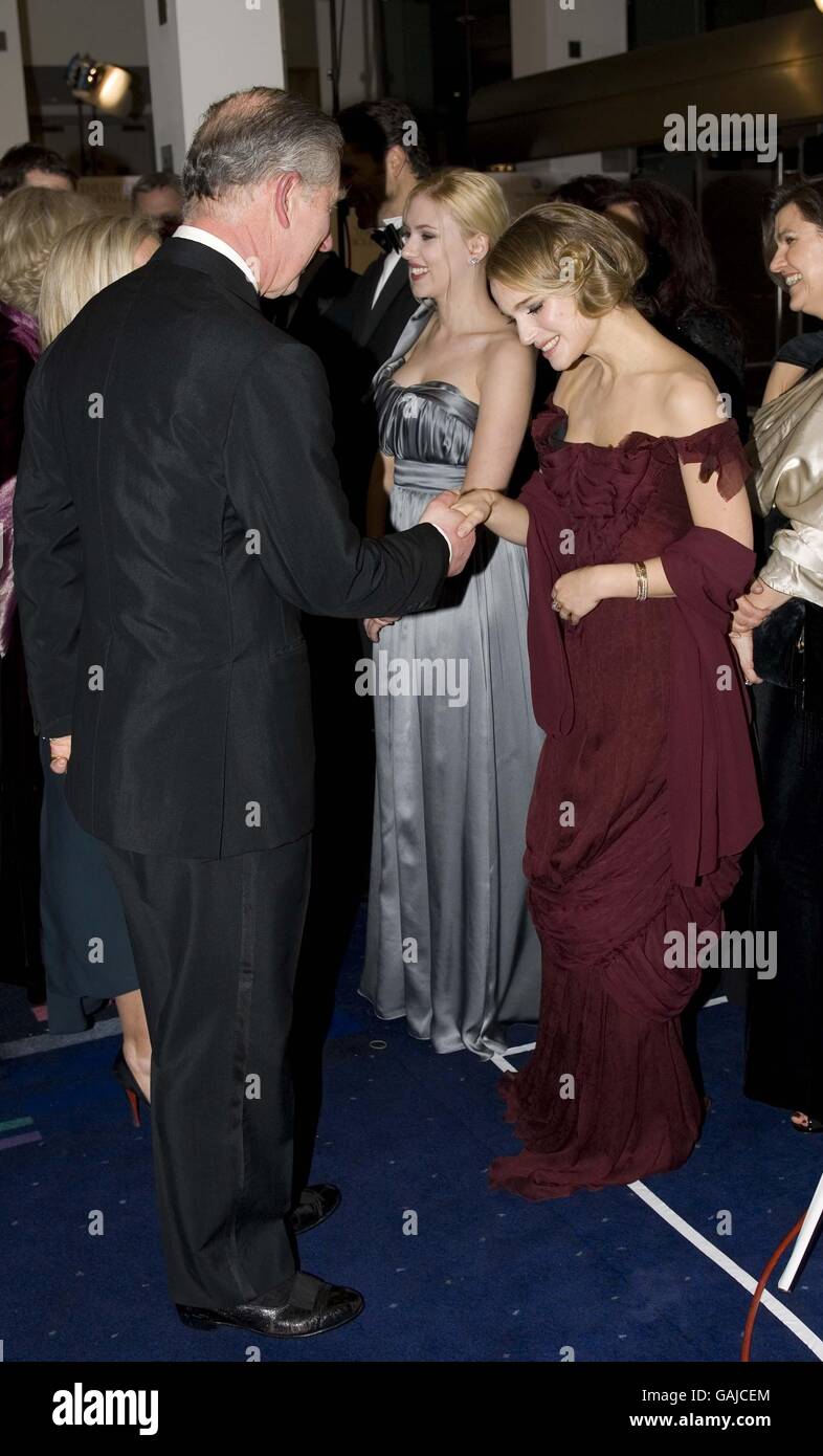 Il Principe del Galles e la Duchessa di Camilla della Cornovaglia incontrano le stelle della Royal Film Premiere dell'altra Boleyn Girl, Eric Bana, Scarlett Johansson e Natalie Portman all'Odeon, Leicester Square, Londra. Foto Stock