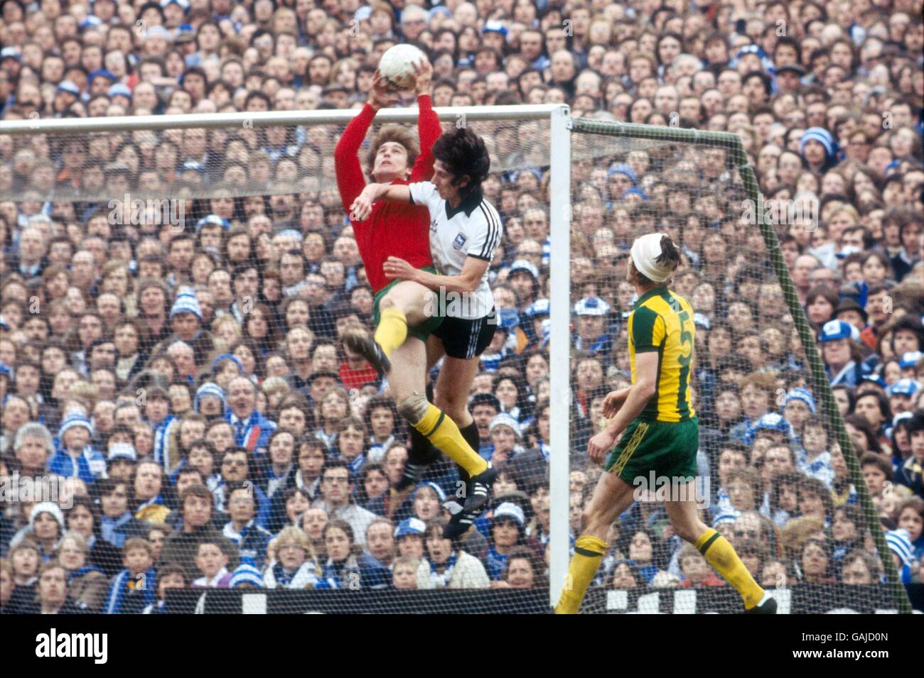 (L-R) il portiere di West Bromwich Albion Tony Godden prende la palla sotto la pressione di Paul Mariner di Ipswich Town, guardato dal compagno di squadra John Wile Foto Stock