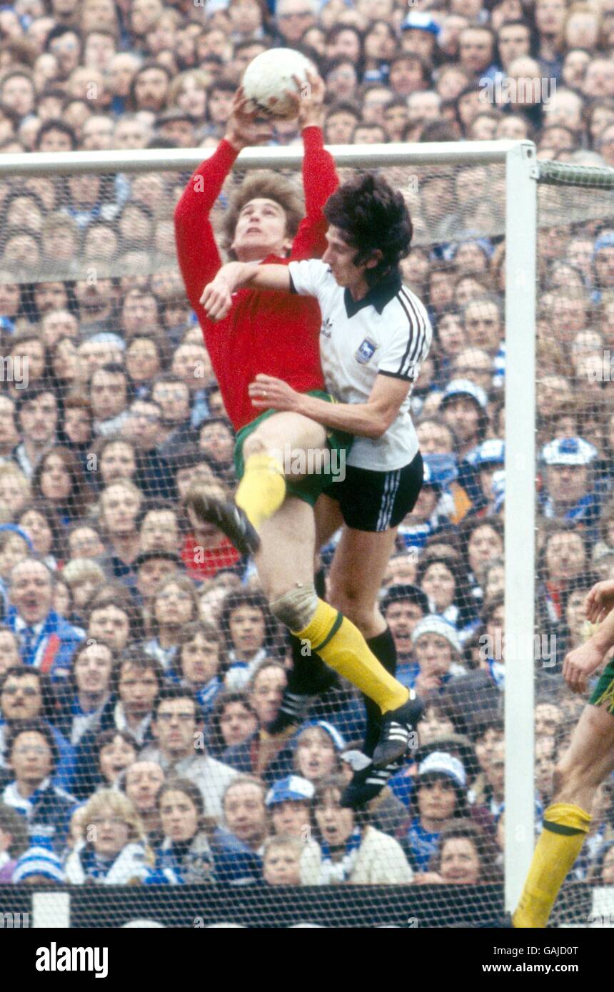 (L-R) il portiere di West Bromwich Albion Tony Godden prende la palla Sotto la pressione di Paul Mariner della città di Ipswich Foto Stock