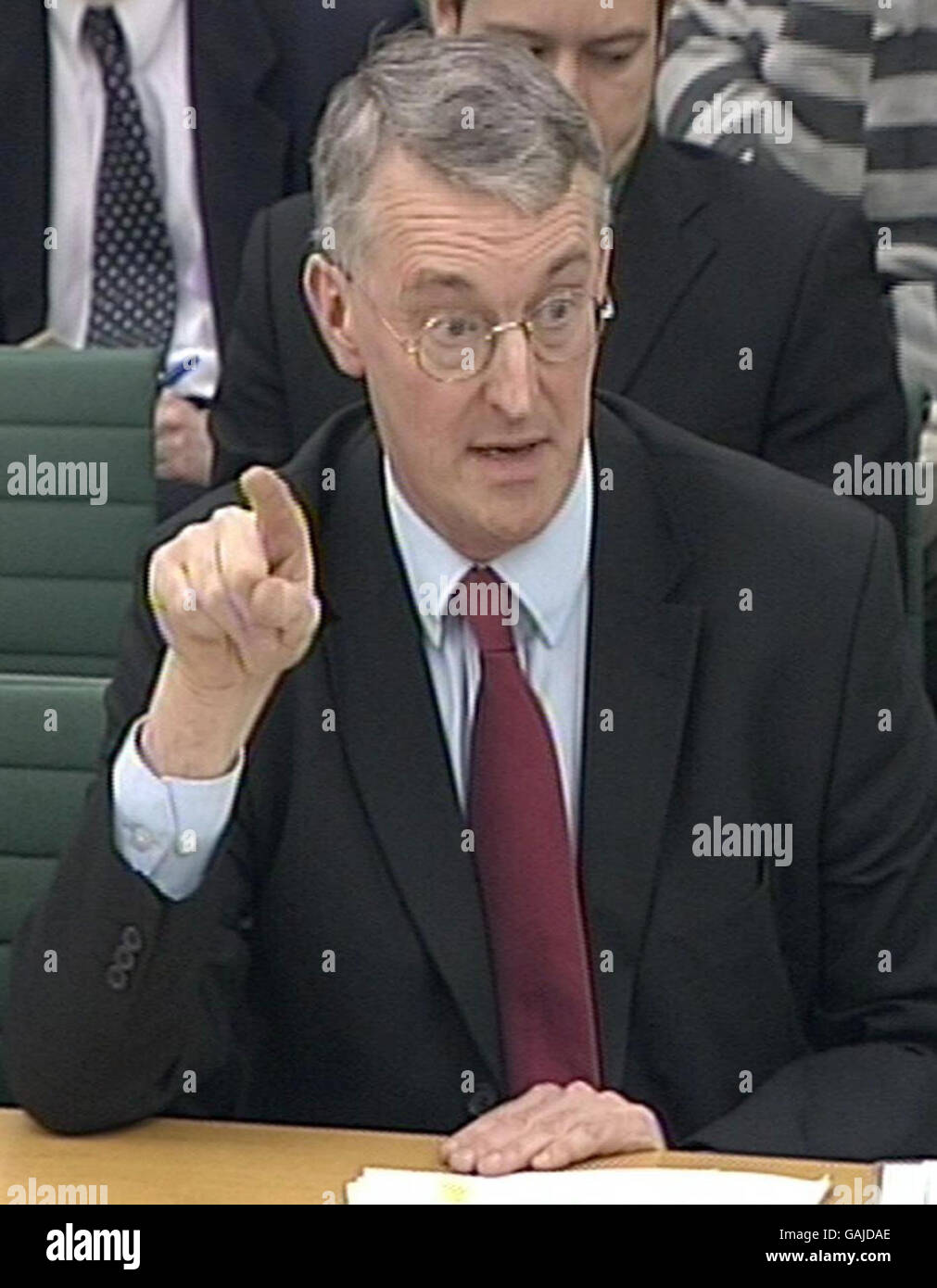 Il Segretario per l'ambiente Hilary Benn interviene durante la riunione della commissione per l'ambiente, l'alimentazione e gli affari rurali all'interno delle Camere del Parlamento, a Londra. Foto Stock