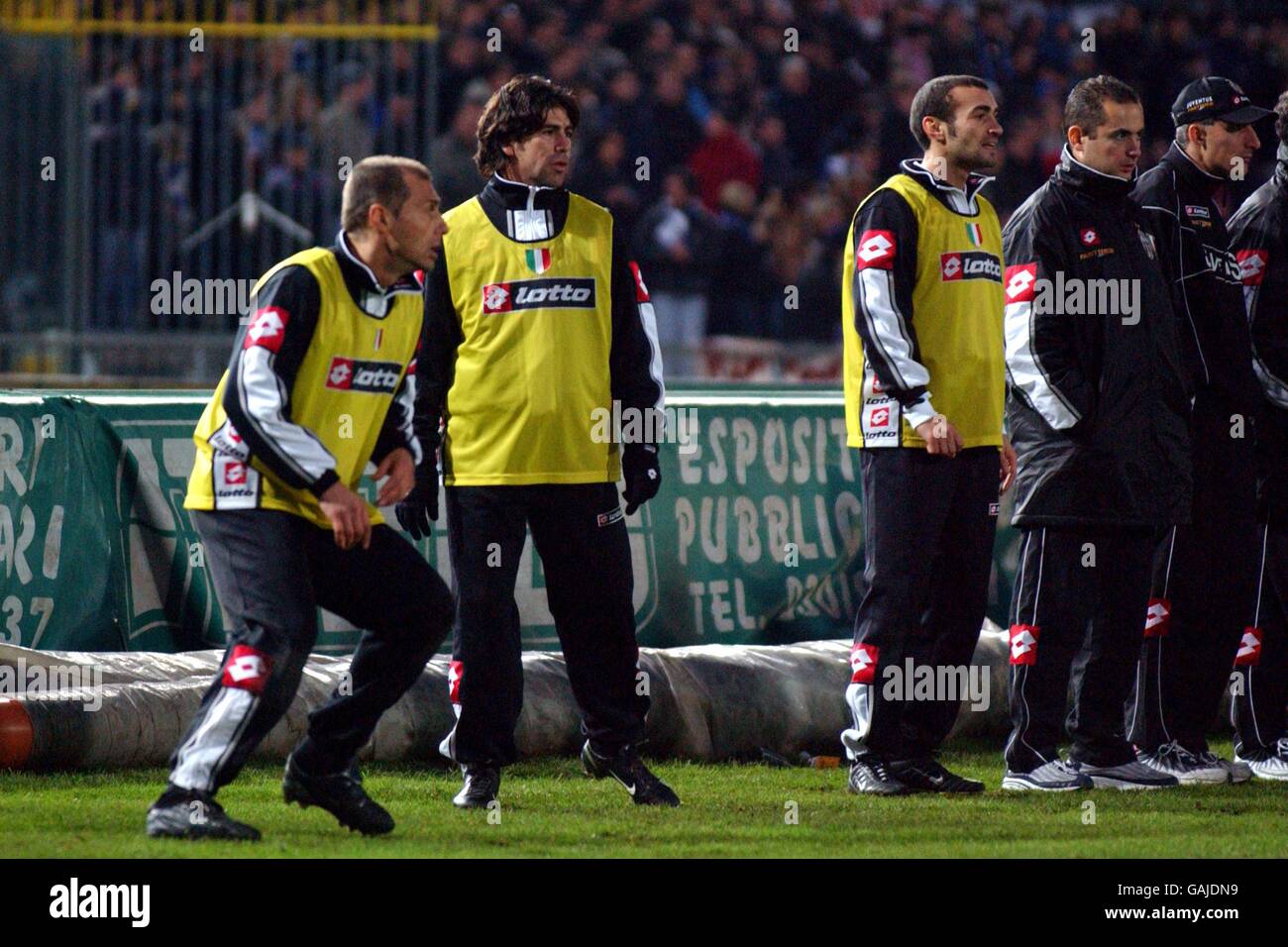 Calcio - Serie Italiana A - Brescia / Juventus. Marcelo Salas (c) di Juventus guarda l'azione dal margine Foto Stock