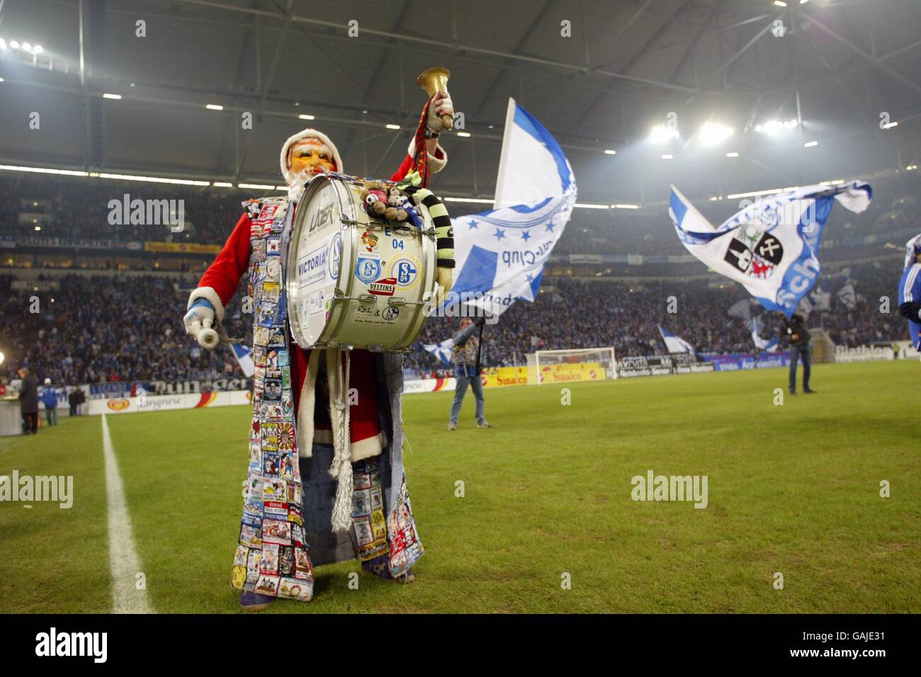 Calcio - Coppa UEFA - terzo turno - seconda tappa - Schalke v Wisla Cracovia. Un uomo vestito come Babbo Natale bangs un tamburo prima del gioco Foto Stock