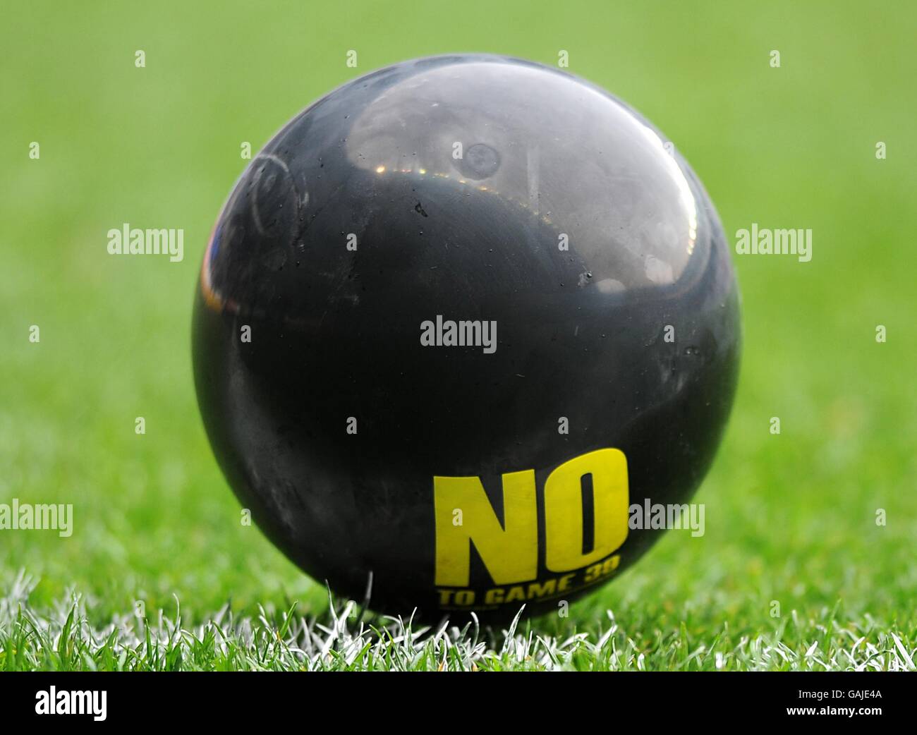 Calcio - Barclays Premier League - Reading v Aston Villa - The Madejski Stadium. Una mongolfiera è avvistata in campo come parte della protesta contro la proposta di una 39 a partita di campionato all'estero Foto Stock