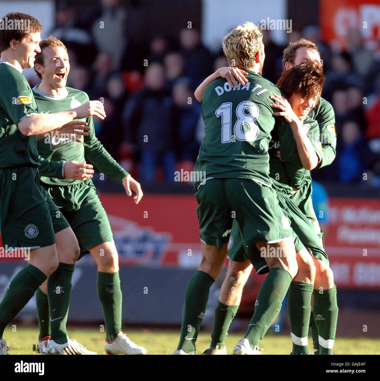 Shunsuke Nakamura celebra il punteggio durante la partita della Clydesdale Bank Premier League al St Mirren Park, Paisley. Foto Stock